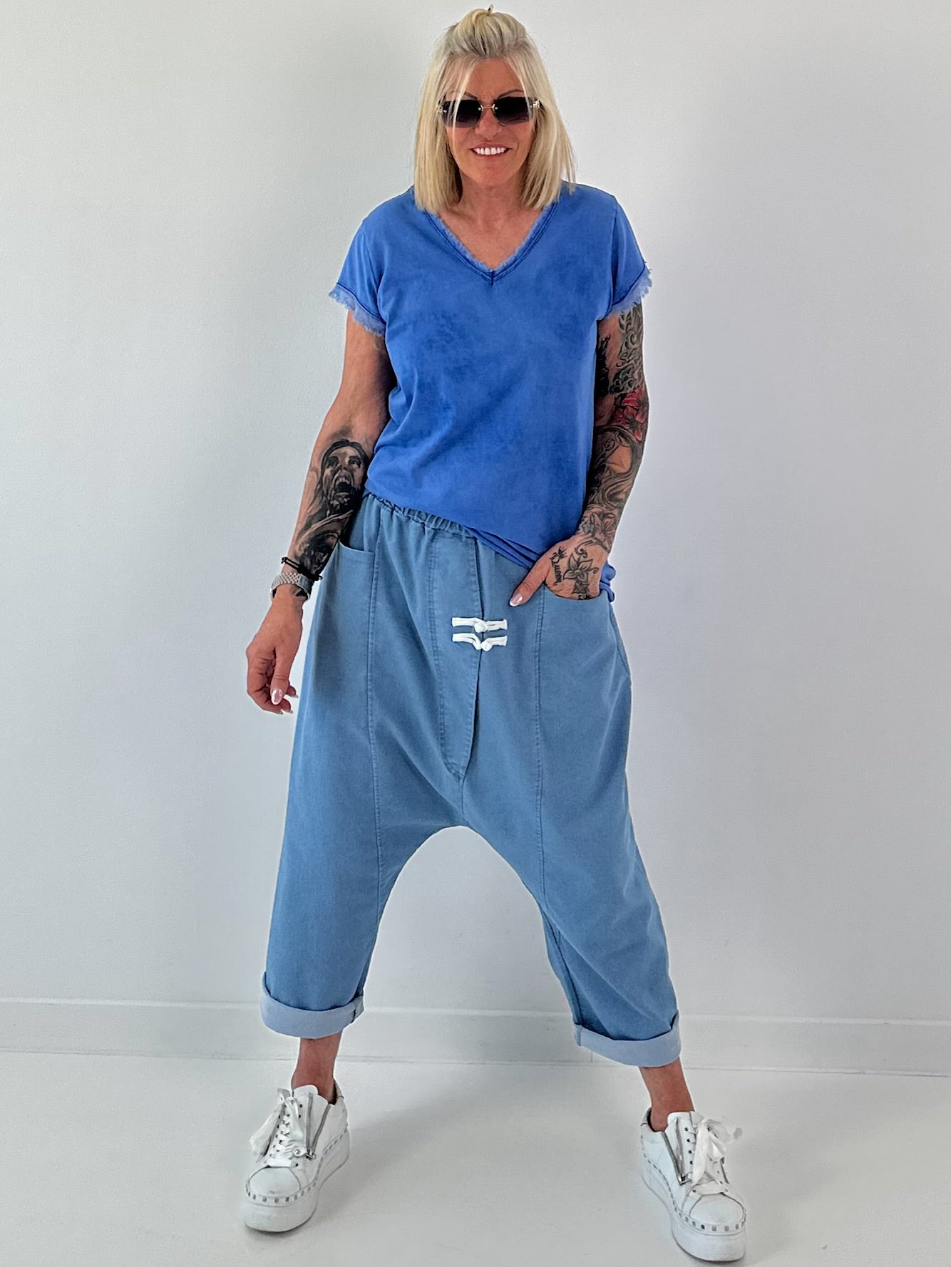 T-Shirt mit fransigen Abschlüssen-  royalblau