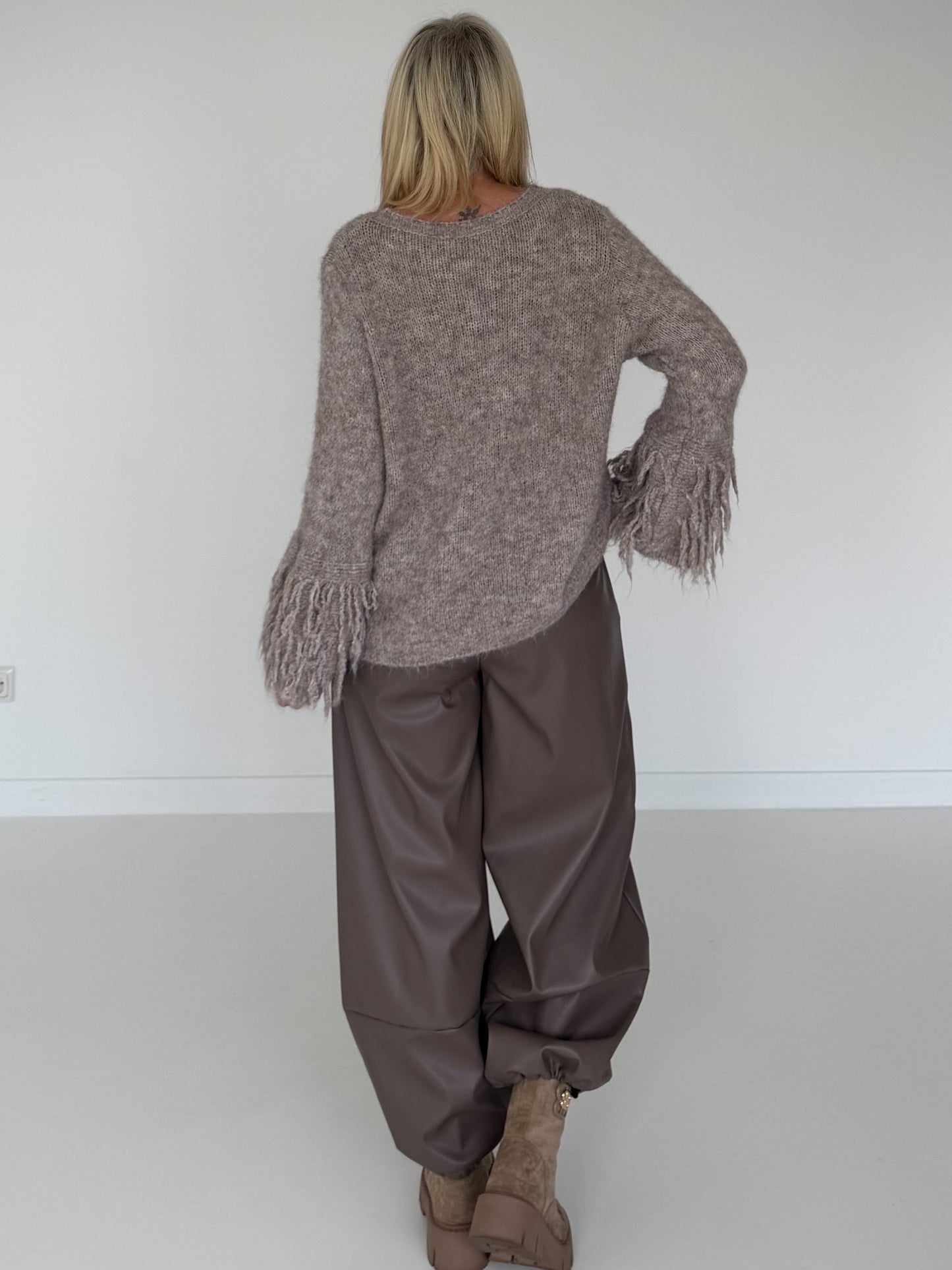Kuschliger Pullover mit Fransen-Details - taupe