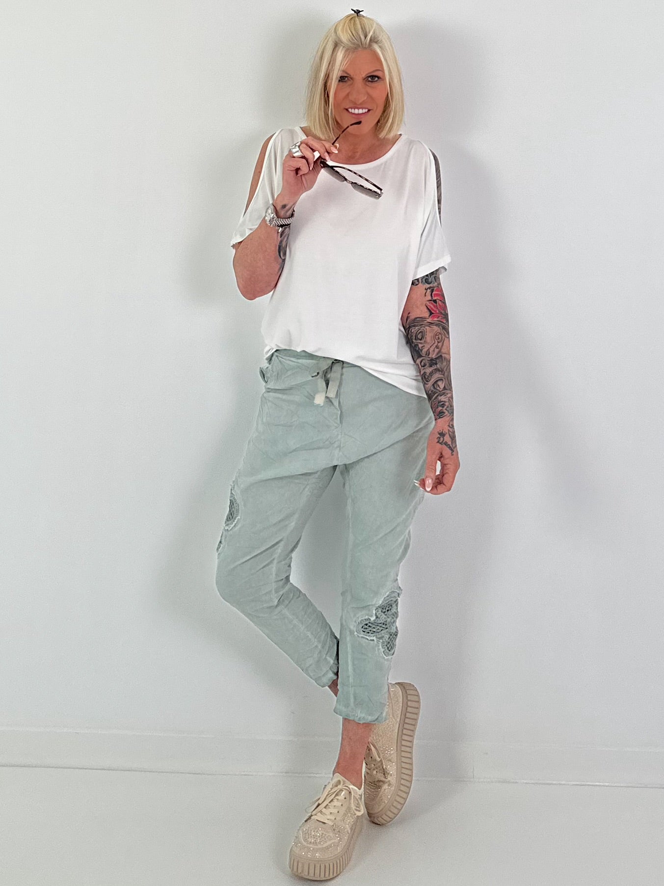 Baggy/Boyfriend broek met gehaakte bloemen aan de zijkant - kaki