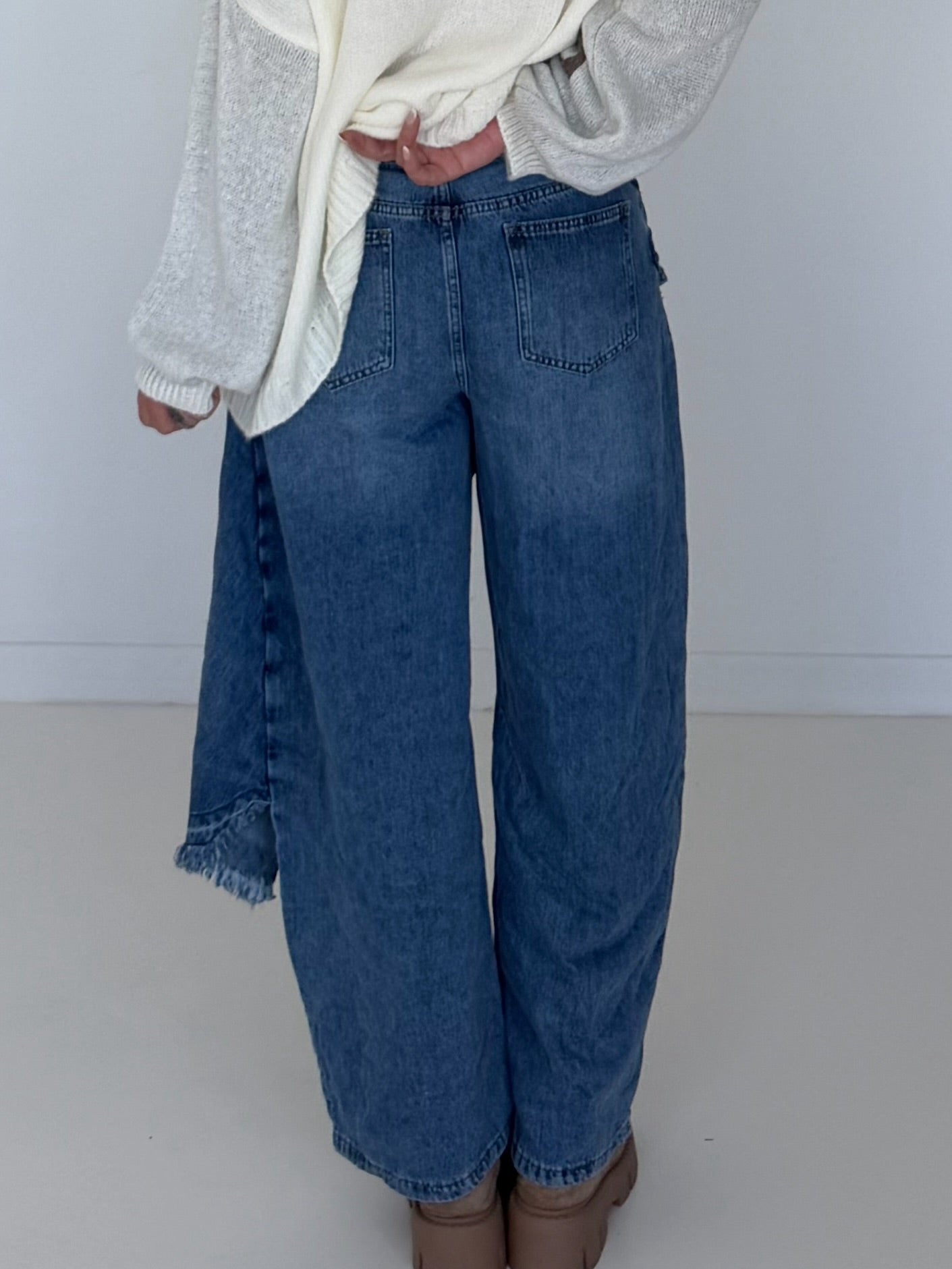 Jeans mit weitem Bein und Überwurf - denim