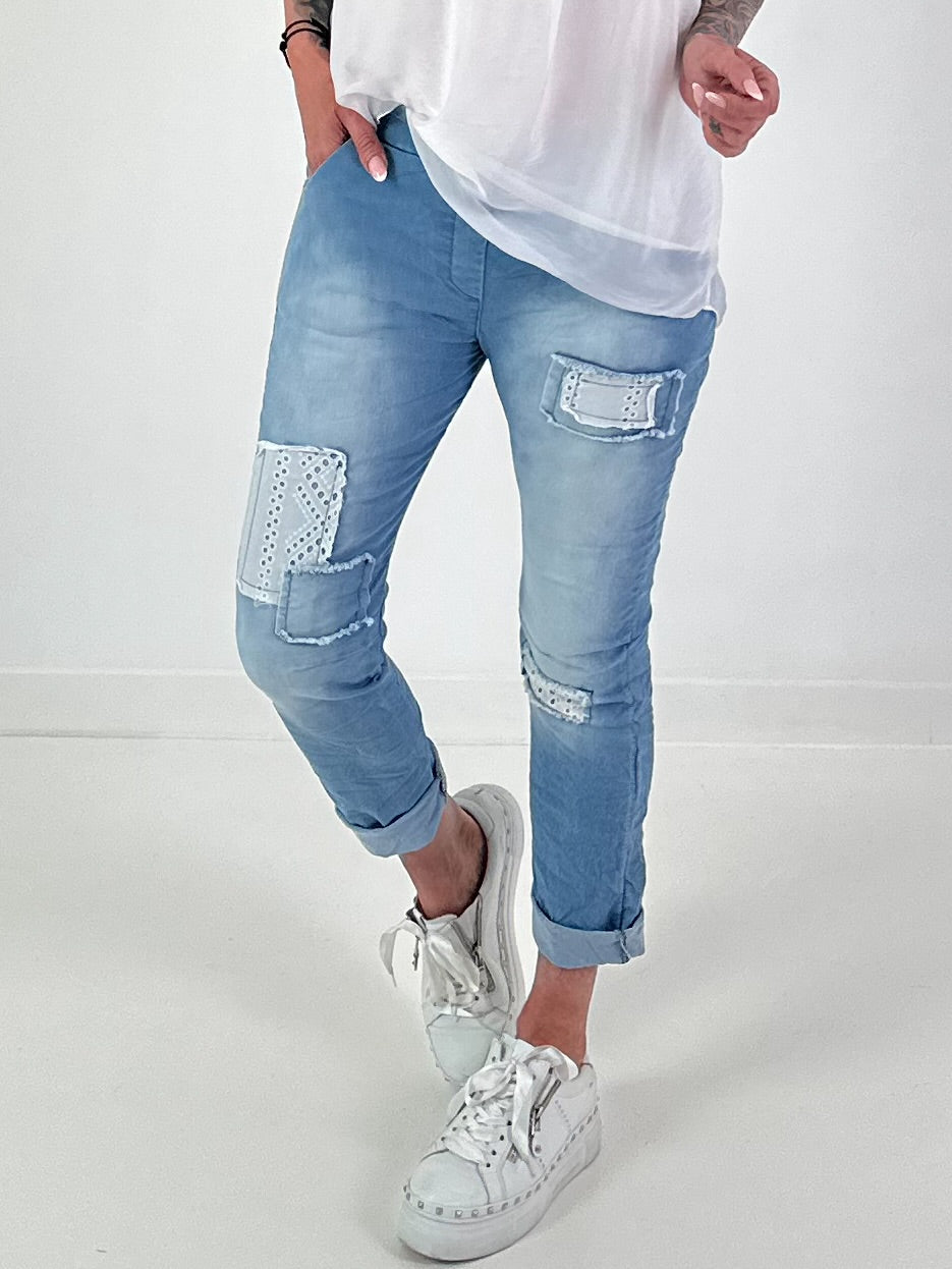 Jeanshose mit Lochstick-Patches - blau