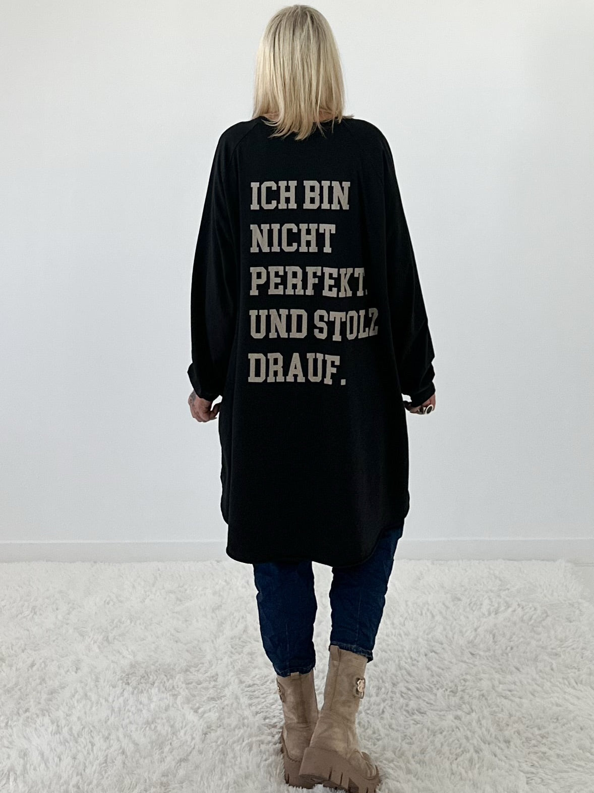 Oversized Shirt mit Statement Spruch auf dem Rücken - schwarz