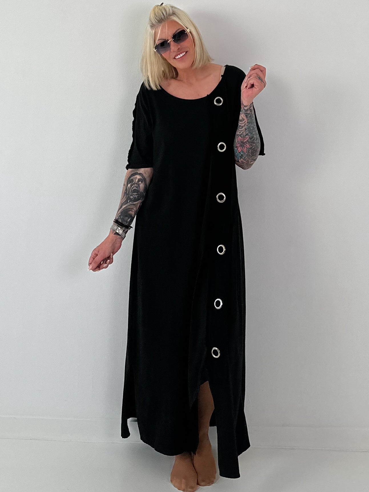 T-Shirt Kleid mit Ösen -schwarz