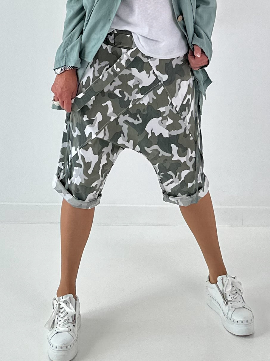 Kurze Baggy Camouflage Look - khaki-weiss-mehrfarbig
