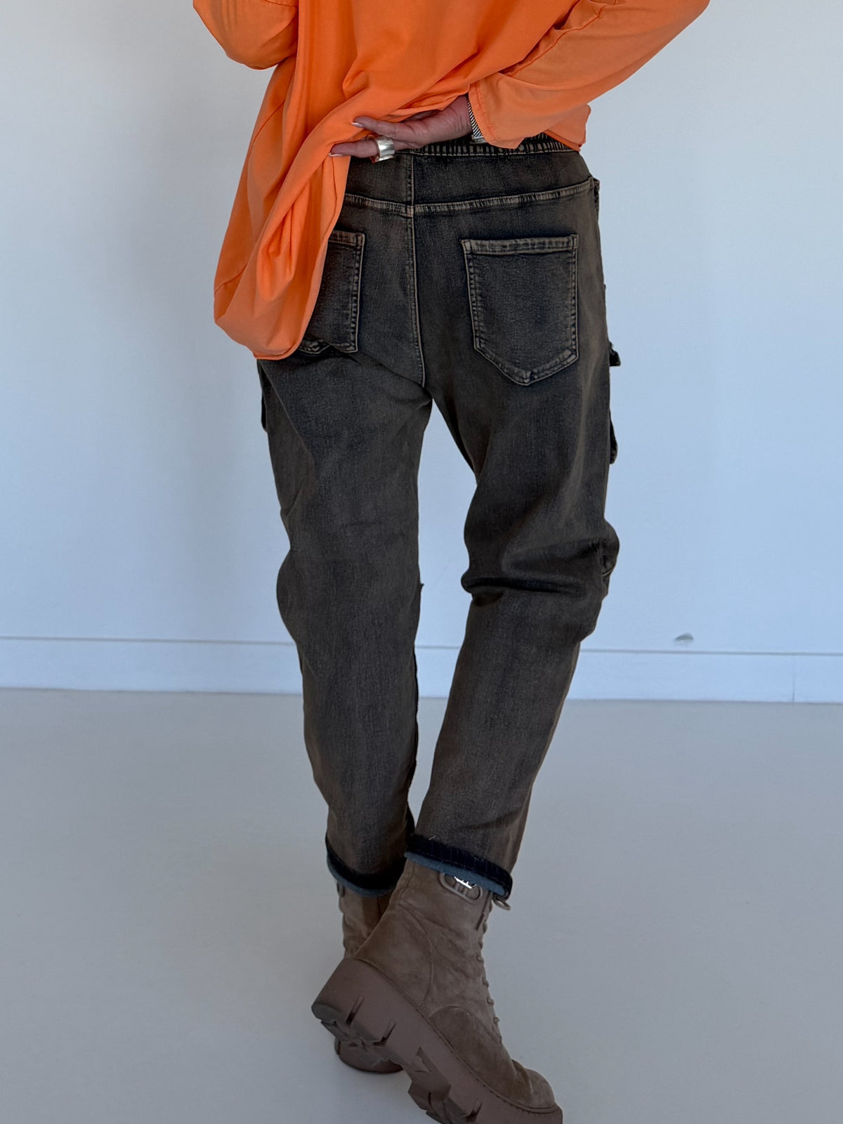 Baggy-Jeans in Used-Optik mit Camouflage-Applikationen - used-denim