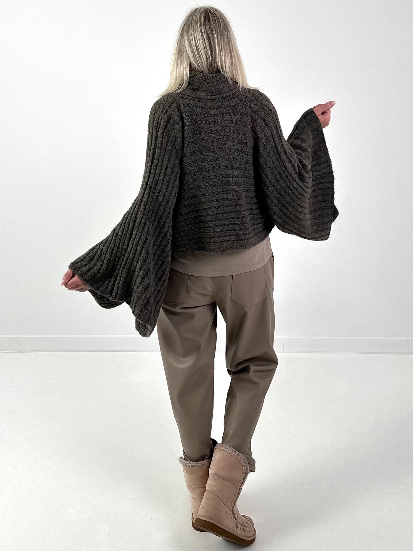 Poncho Pullover Model "Soul Warmer" - taupe