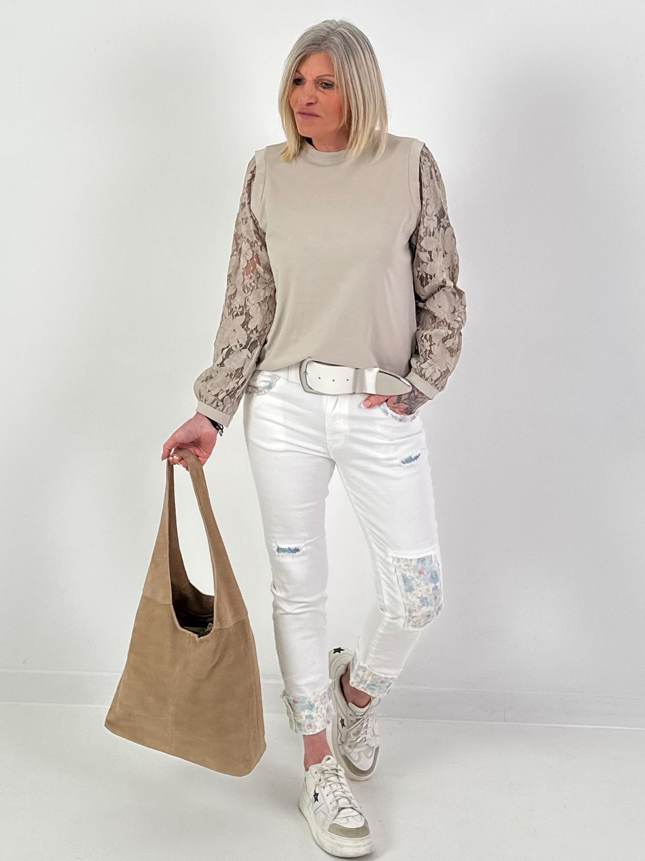 Leichter Sweater mit Spitzenärmeln - beige