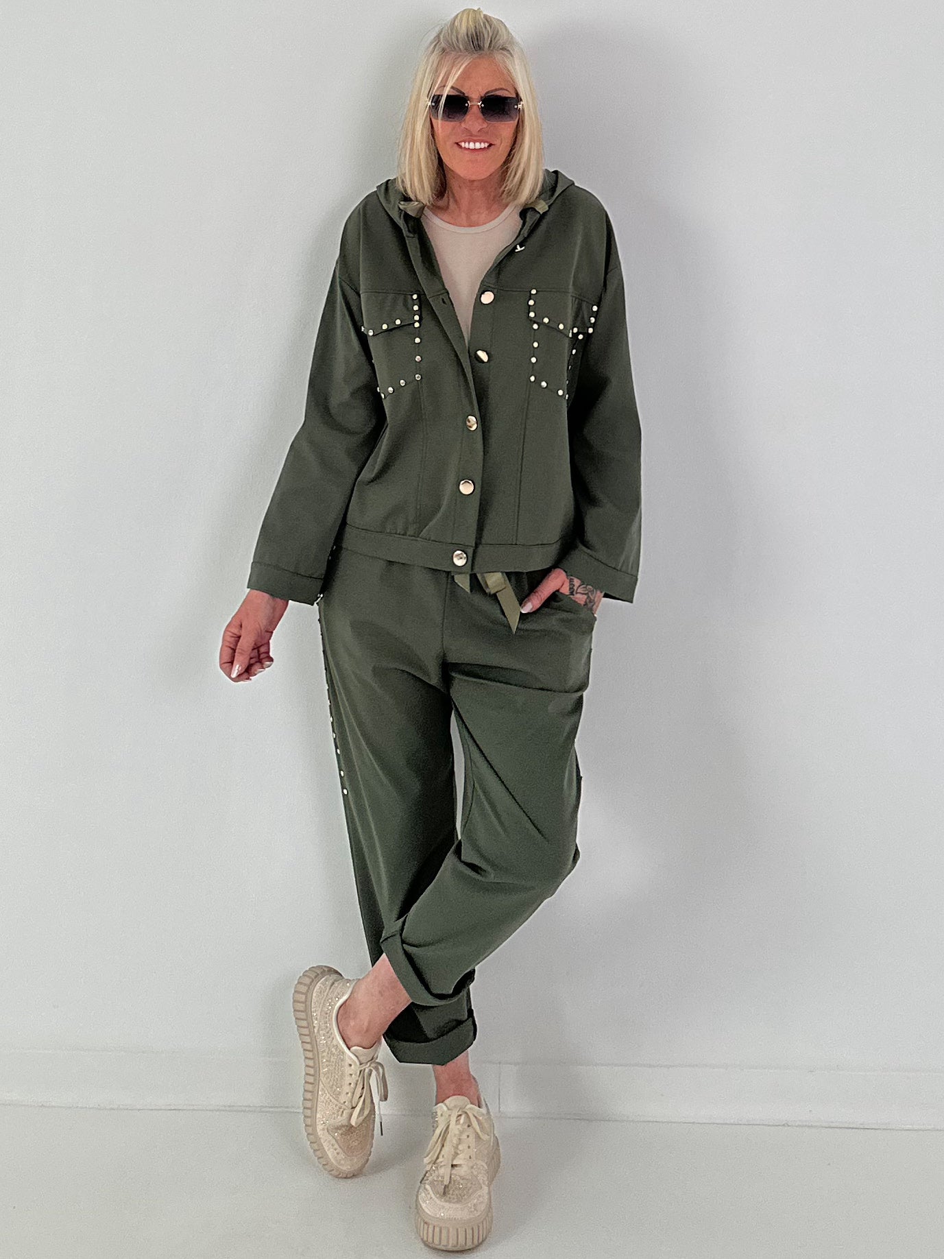 Hose mit goldenen Nieten-Details - oliv