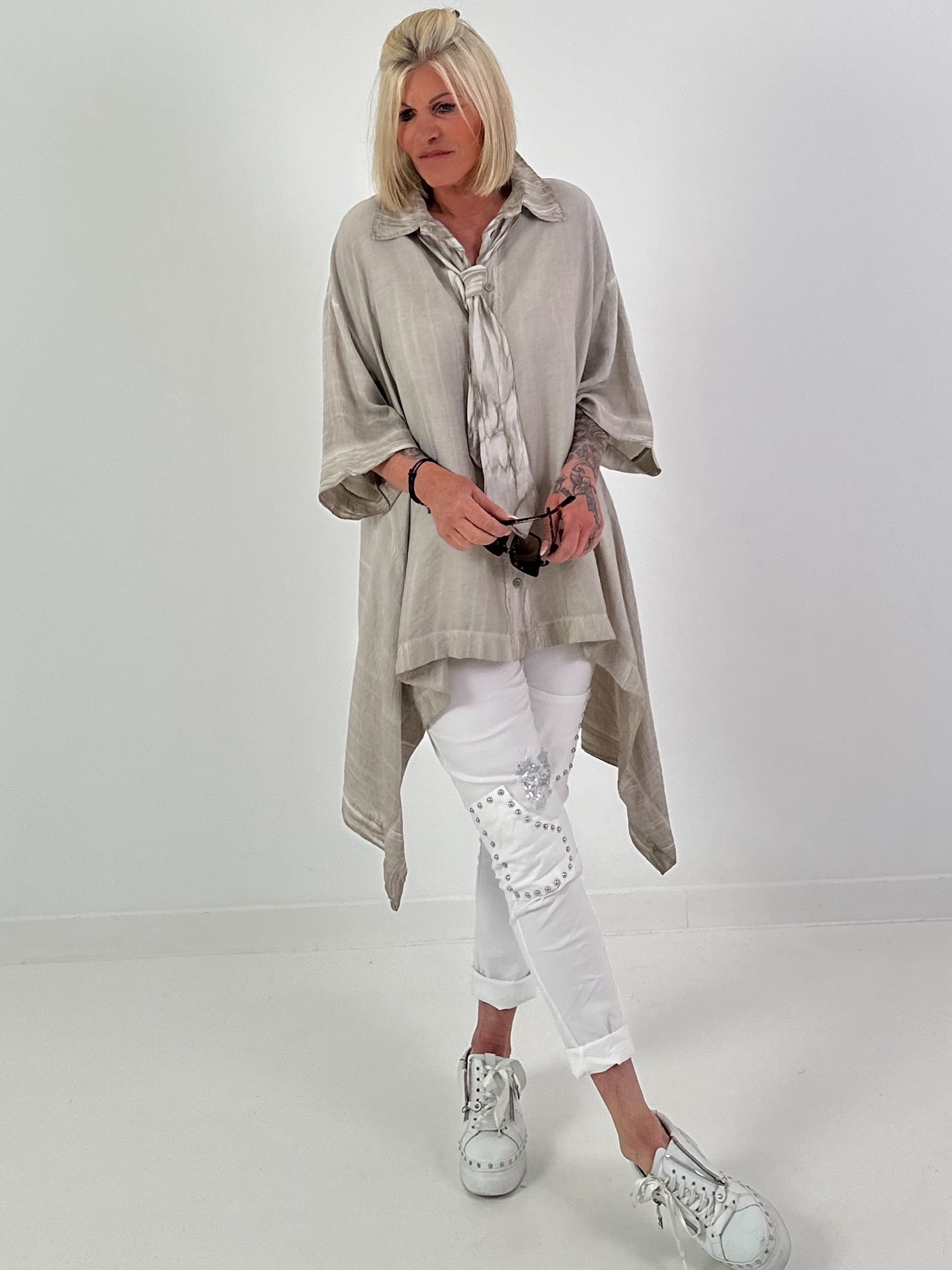 Oversized Bluse asymmetrisch mit Krawatte - taupe