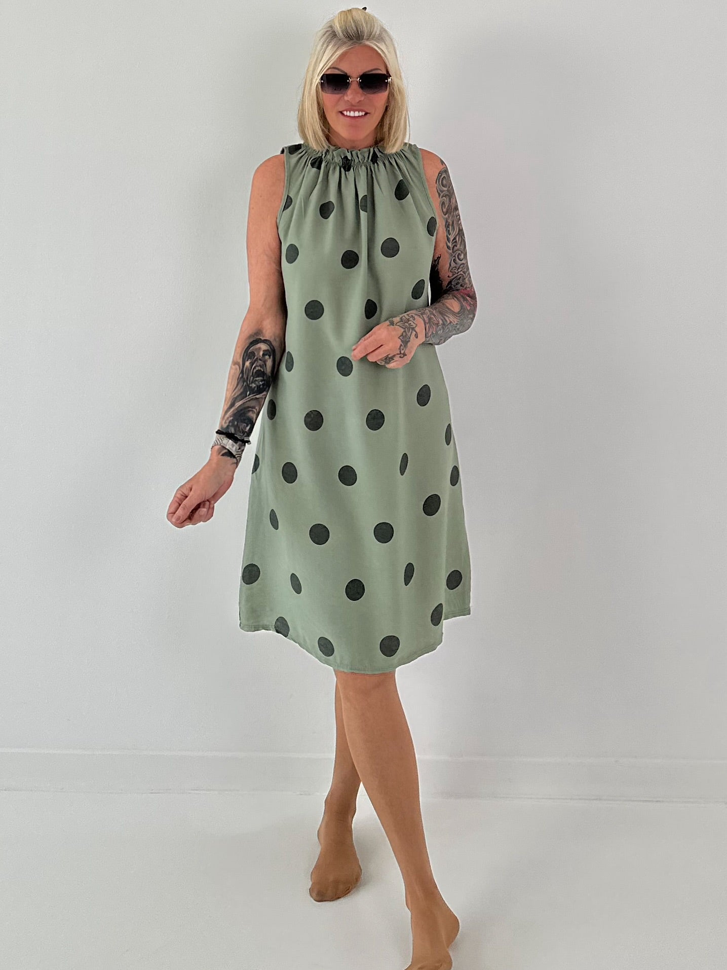 Tupfen Kleid mit Rüschenkragen - salbei