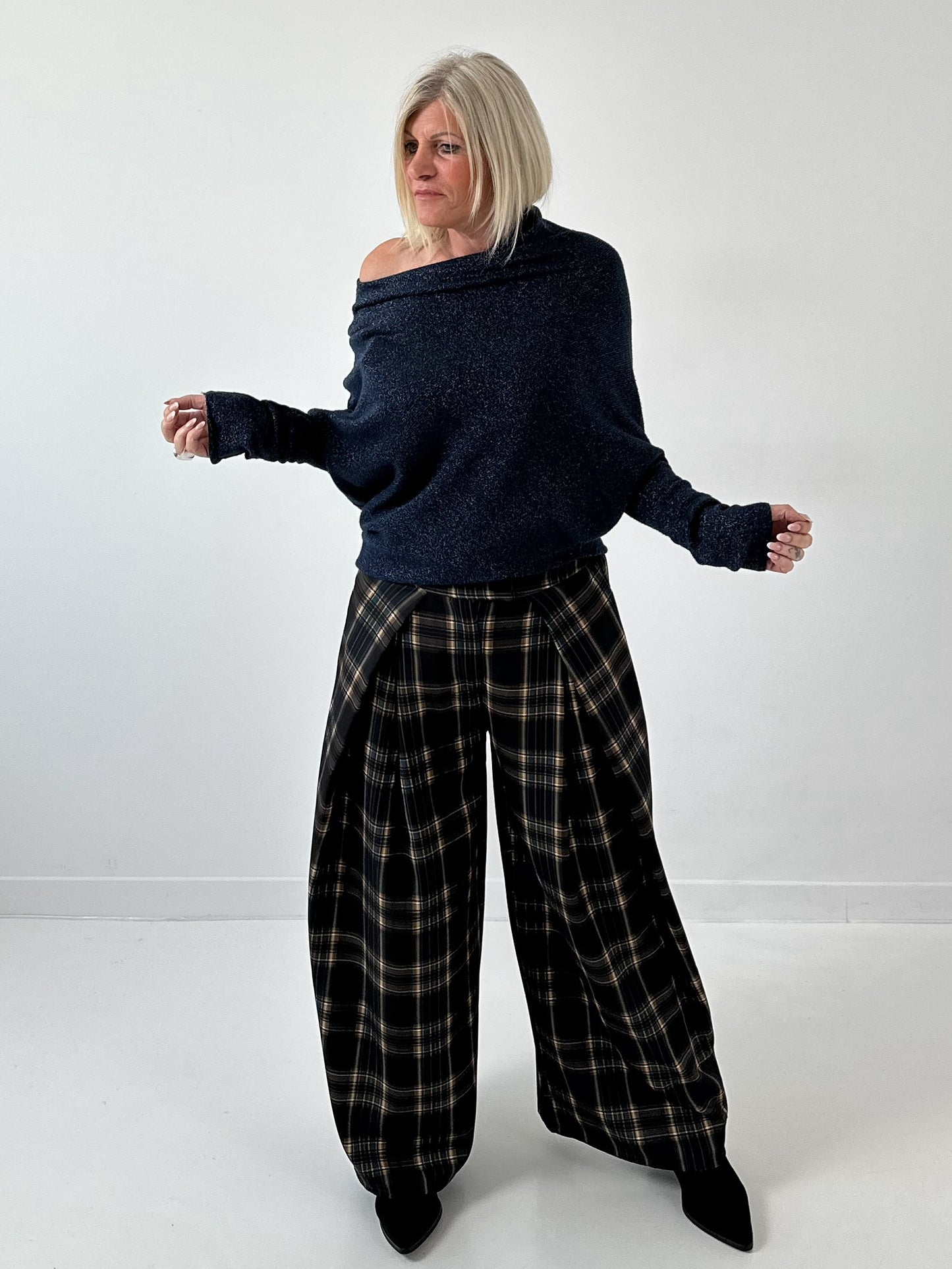 Asymmetrische trui model "Asym Glow" - middernachtblauw