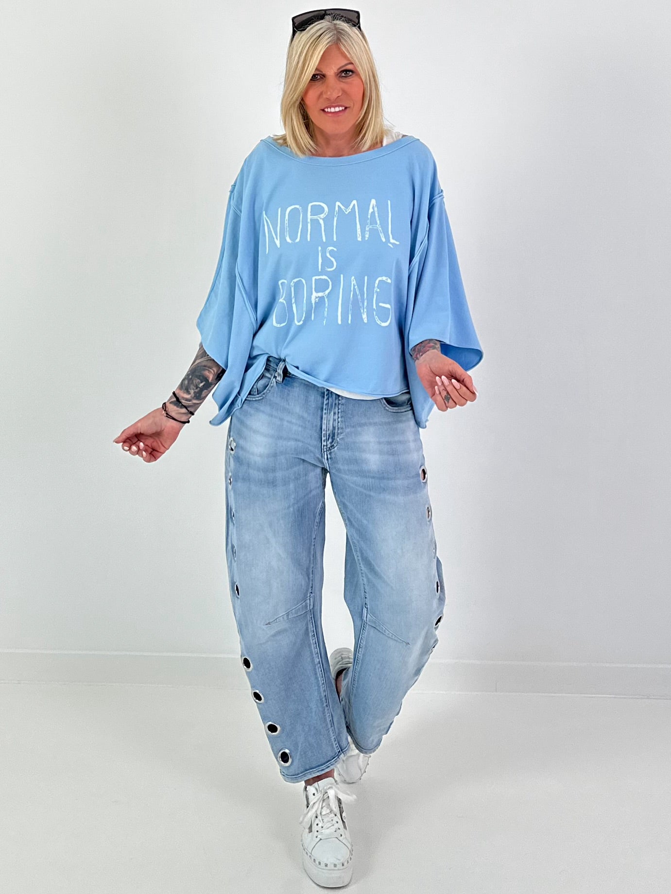 Oversized T-shirt Normal is Boring - lichtblauw