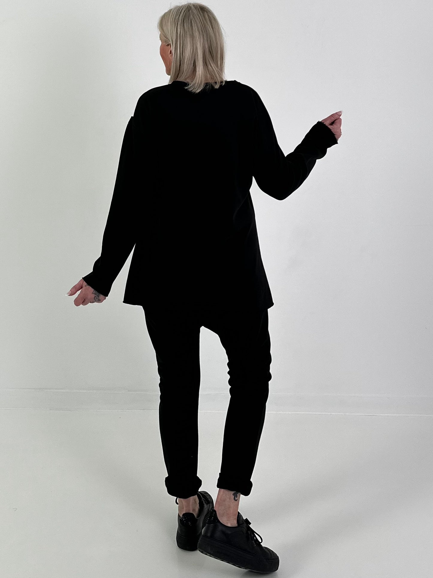 Sweater mit seitlich verlaufenden Streifendetails - schwarz ( lieferbar ab 08.03.26)