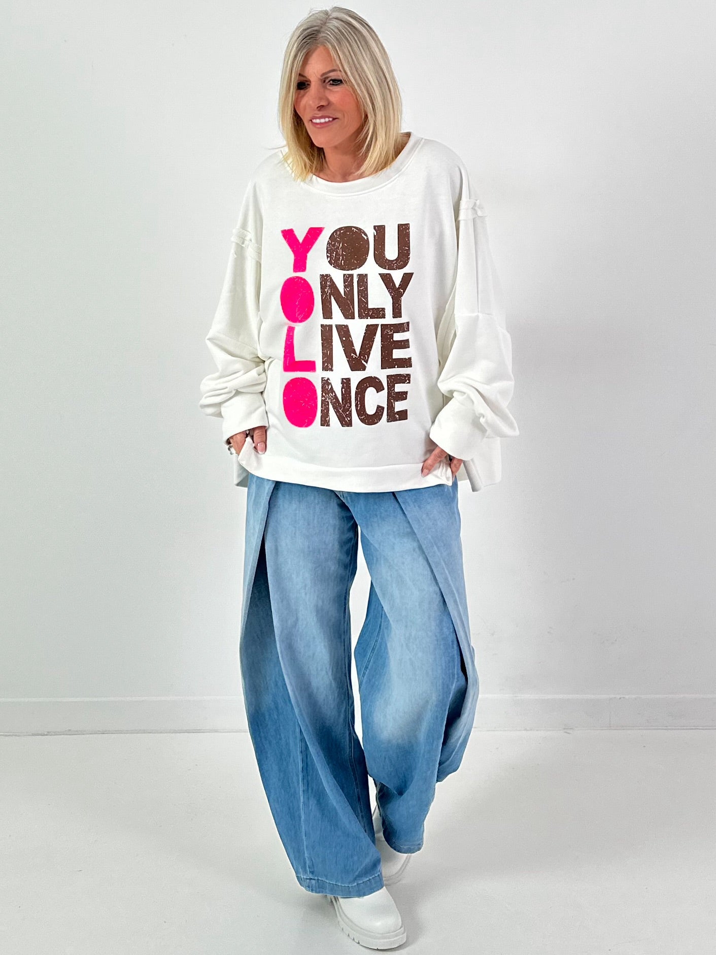 Sweatshirt Modell "YOLO" - weiss