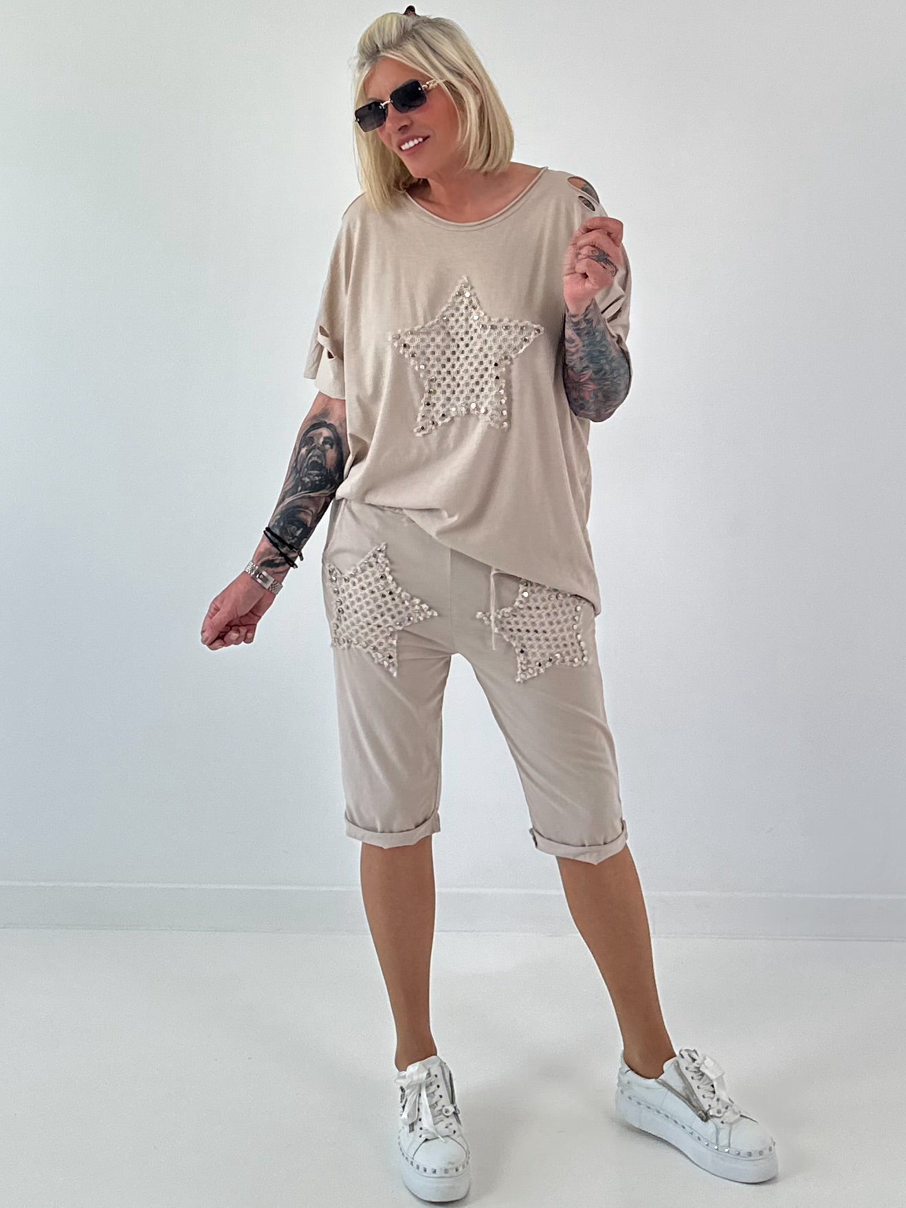 T-Shirt mit Häkelstern-Nieten-Cut-Outs - beige