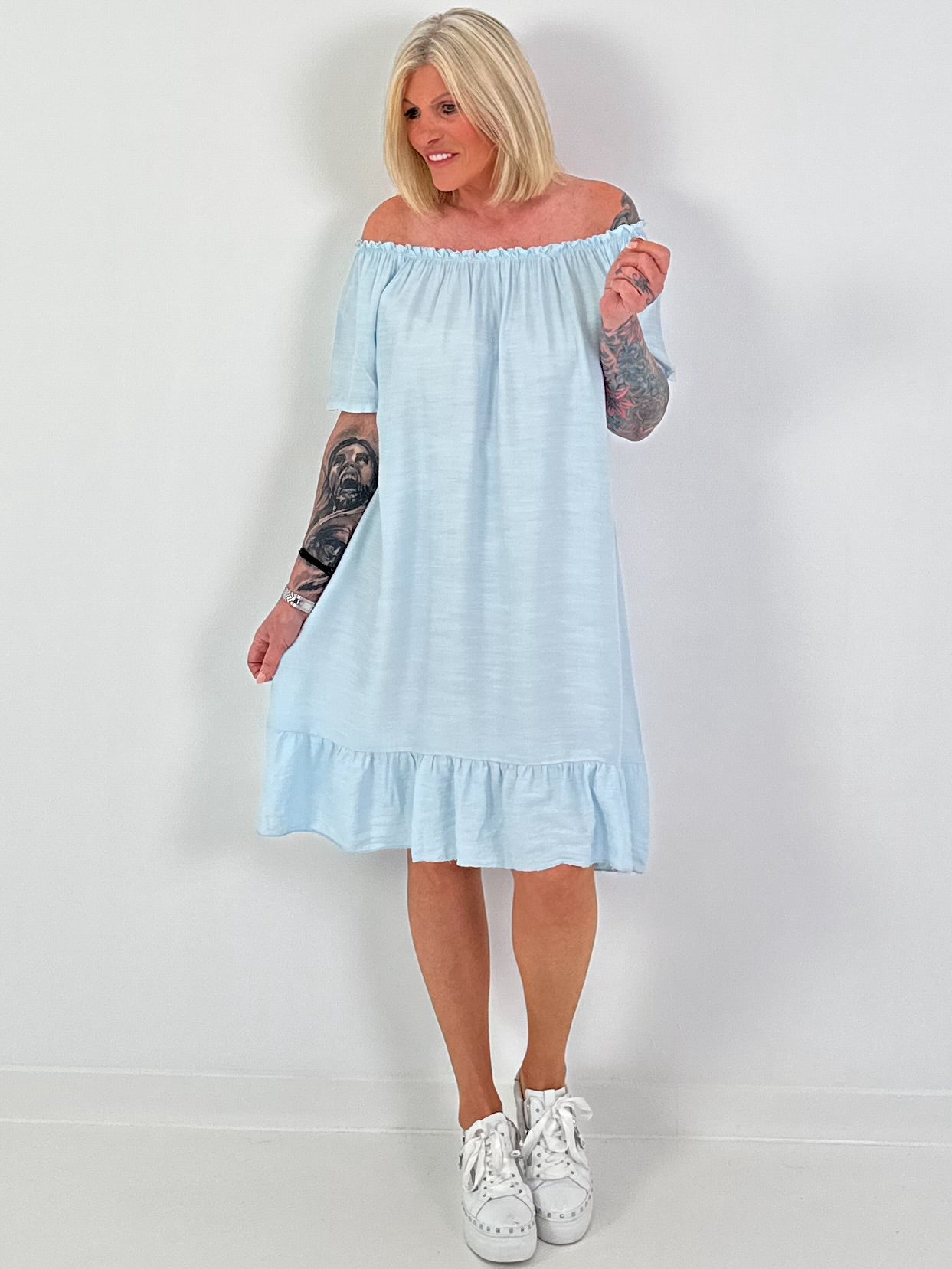 Light blue dress with short sleeves and flounce