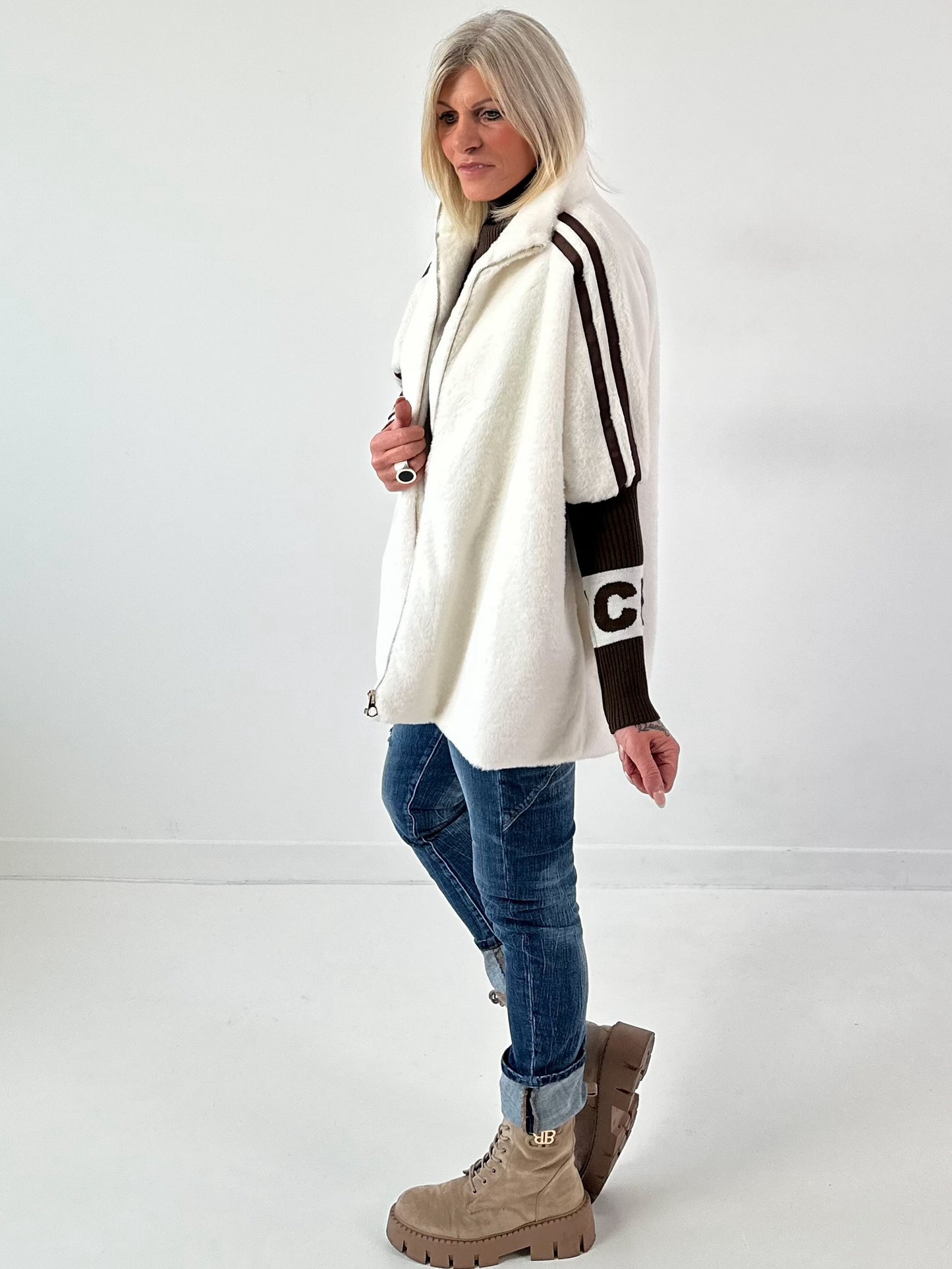 Bontjas met gebreide mouwen, model "Fluffline" - ecru