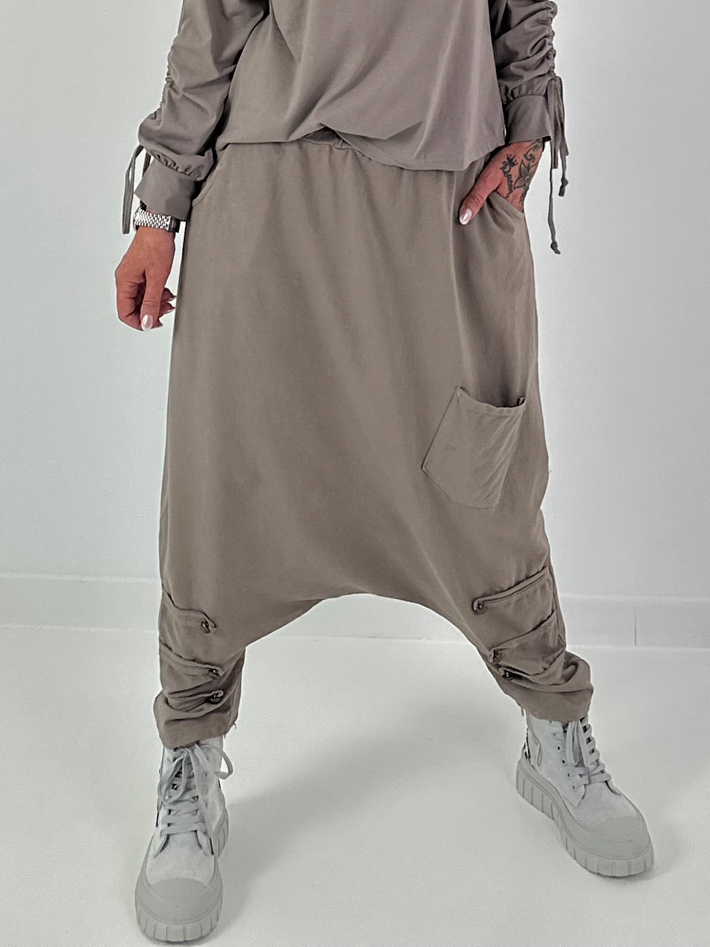 Haremhose mit Knopfdetails - taupe