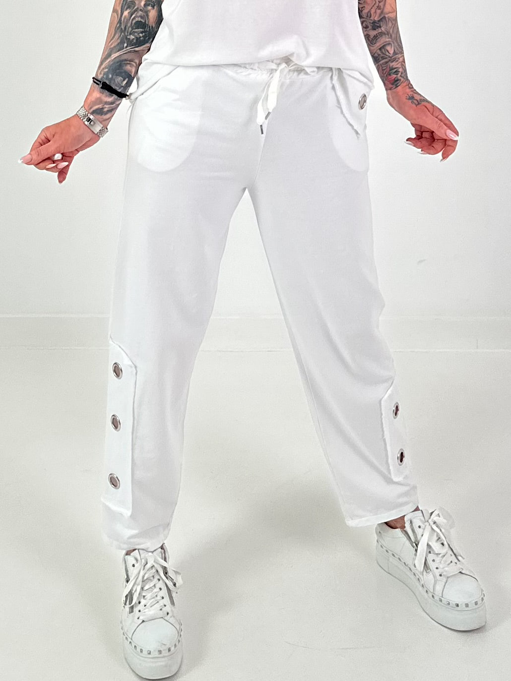 Sweatpants with eyelets - white