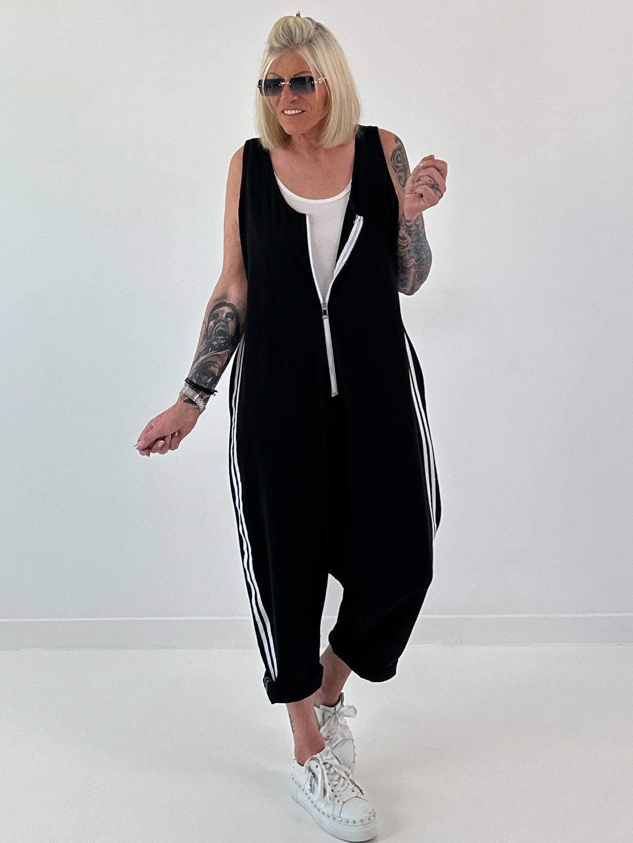 Jumpsuit mit seitlichen Streifen- schwarz