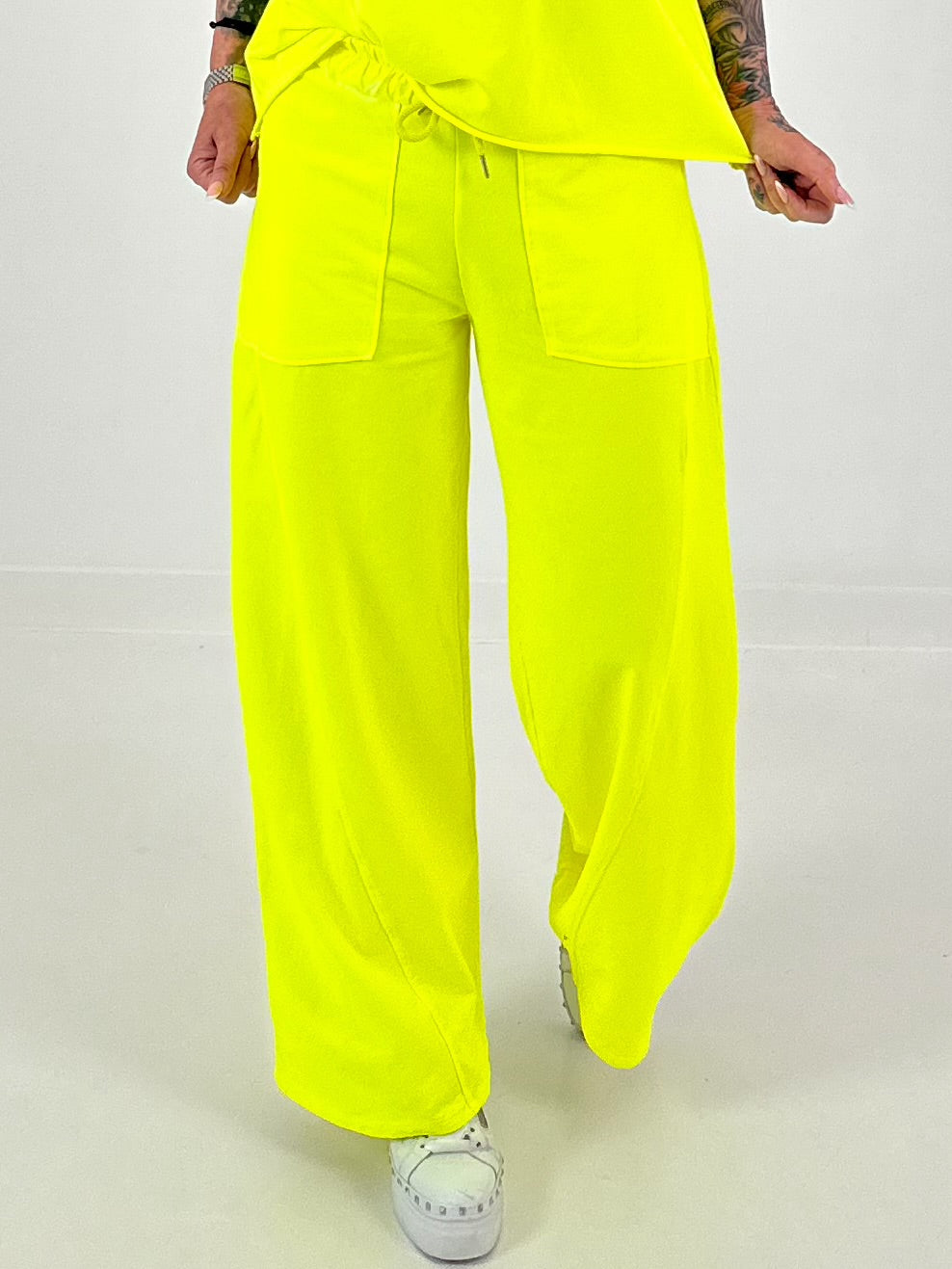 Sweatpants with large side pockets - neon yellow