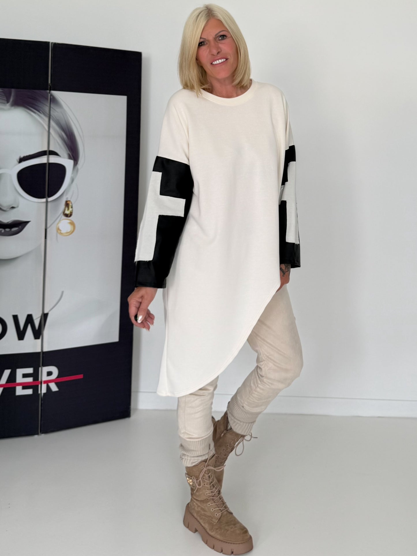 Asymmetrischer Sweater mit Kreuz- und Lederoptik-Details - creme