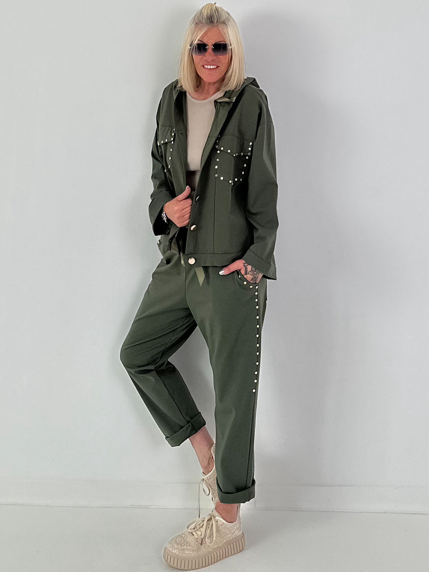 Hose mit goldenen Nieten-Details - oliv