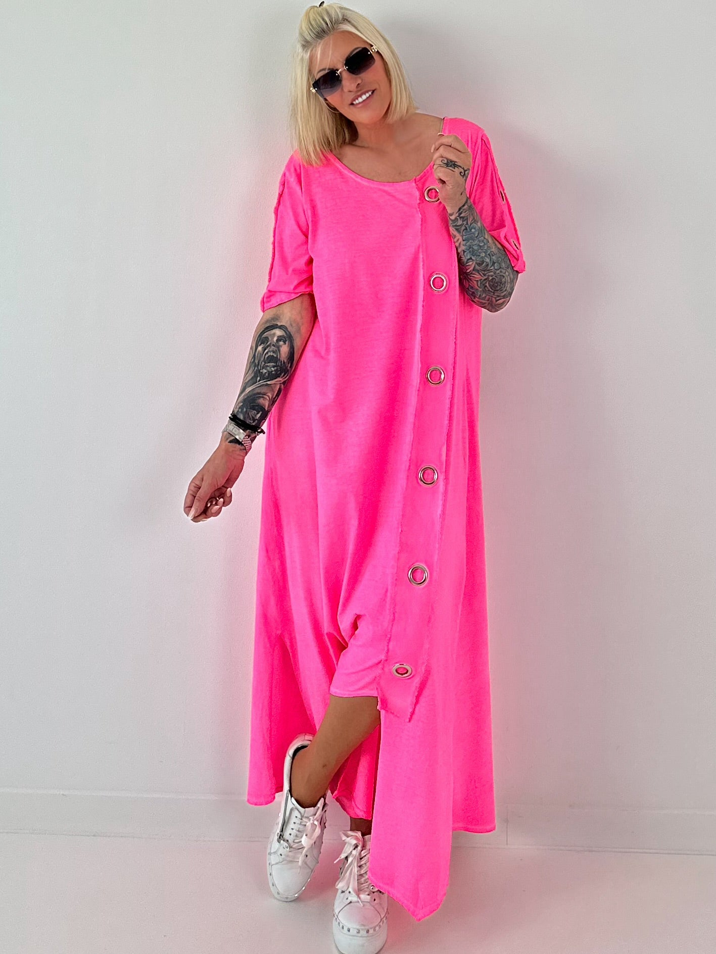 T-Shirt Kleid mit Ösen -neonpink