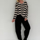 Gestreifter Strickpullover mit V-Ausschnitt - schwarz-beige
