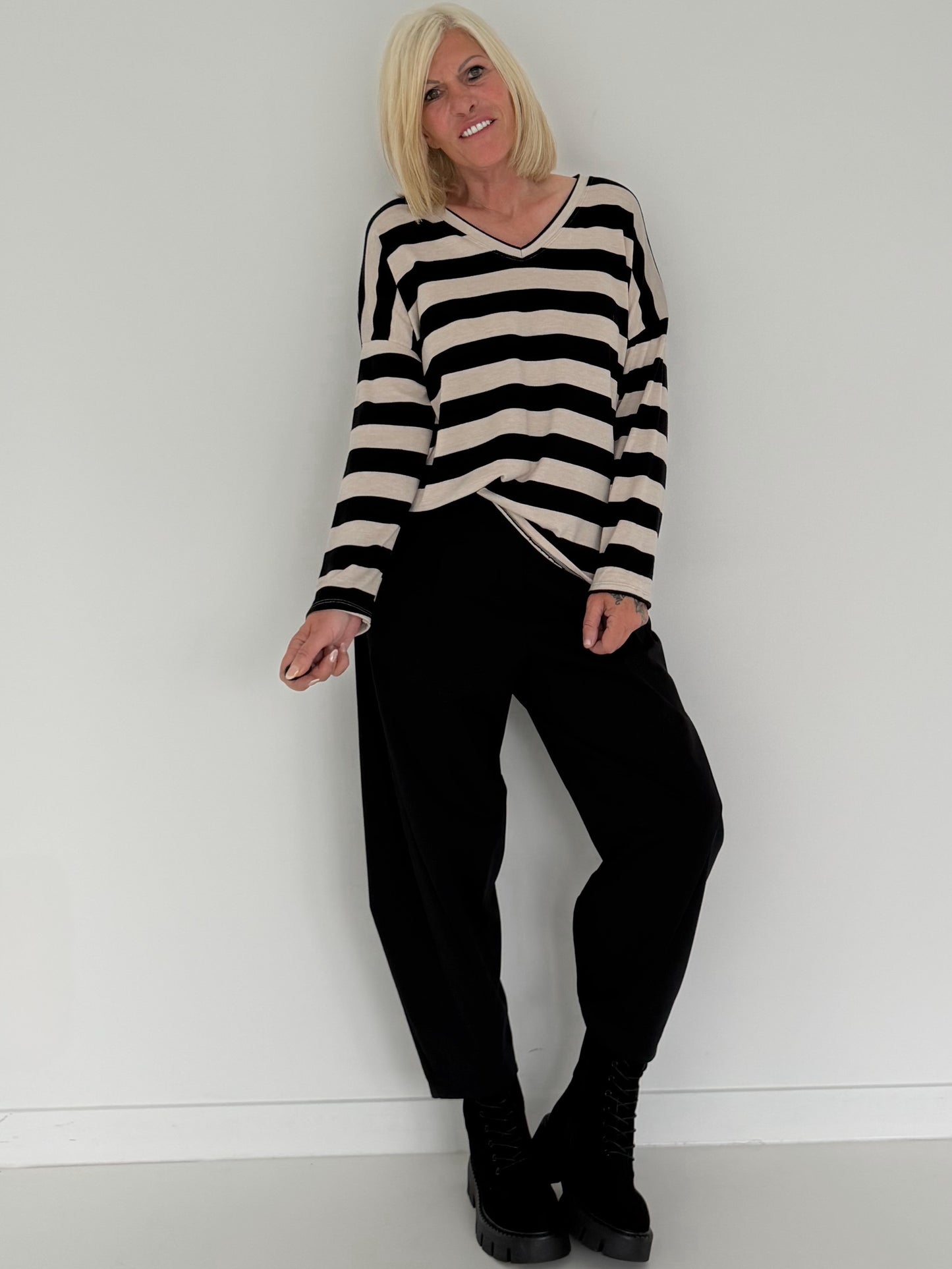 Gestreifter Strickpullover mit V-Ausschnitt - schwarz-beige
