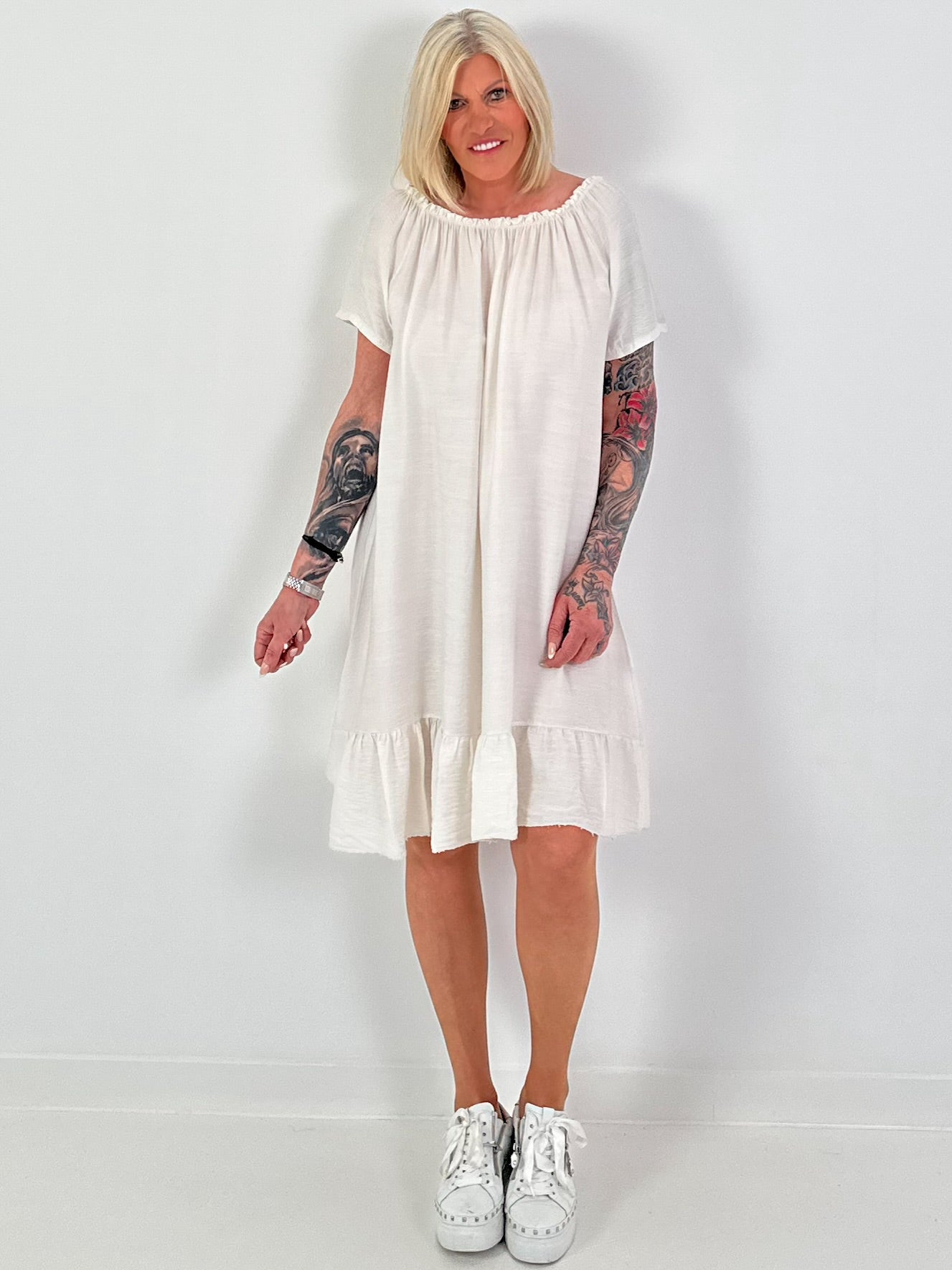 Kleid mit kurzen Ärmeln und Volant - beige