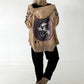 Stylische Sweatshirt Jacke mit großem Rückenpatch Comic - camel