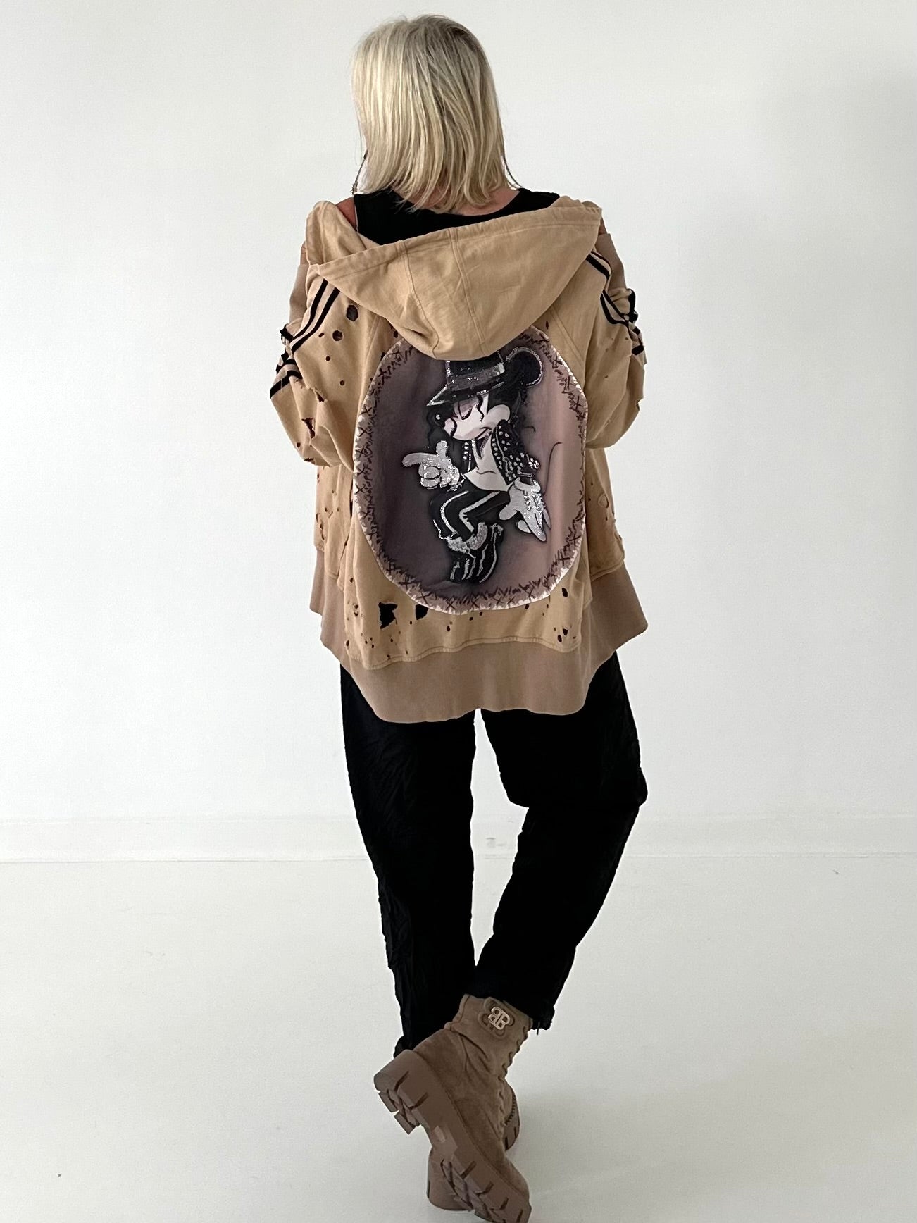 Stylische Sweatshirt Jacke mit großem Rückenpatch Comic - camel