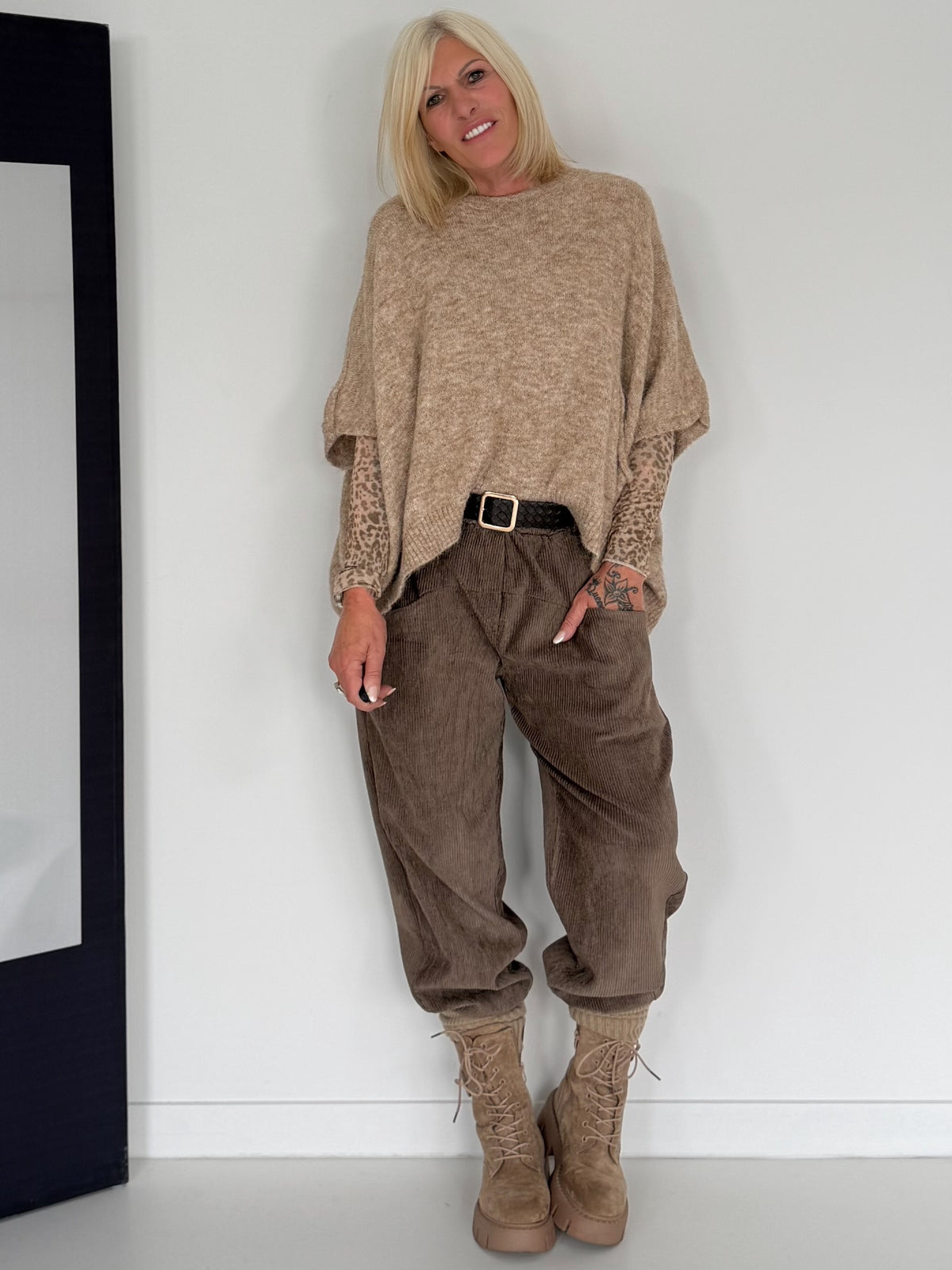Zachte slipover met opgestikte zak - beige