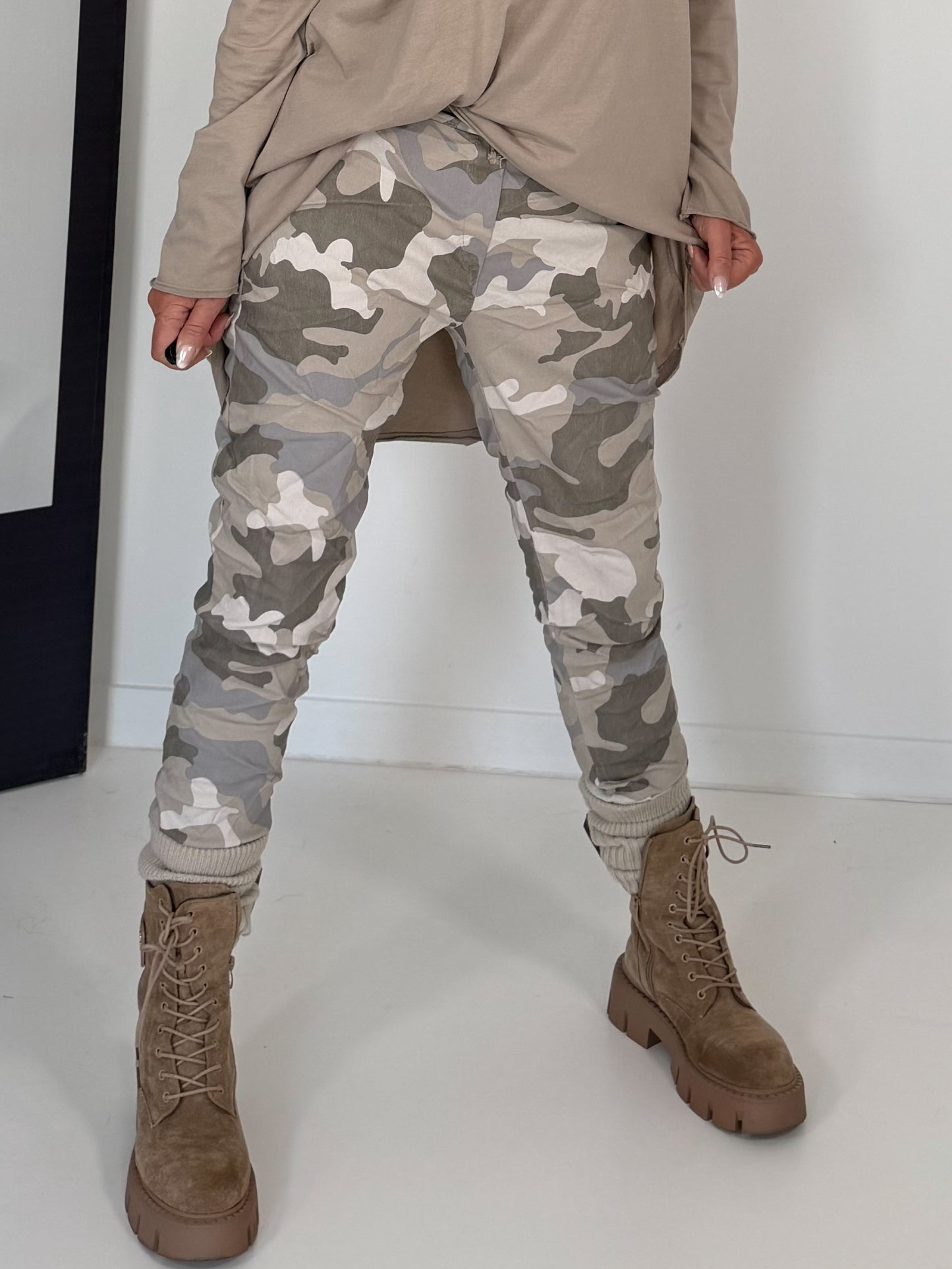 Hose mit elastischem Bund im Camouflage-Look - beige-mehrfarbig