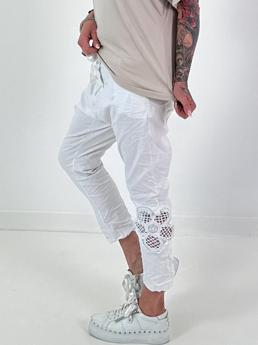 Baggy/Boyfriend Hose mit seitlichen Häkelblumen - weiss