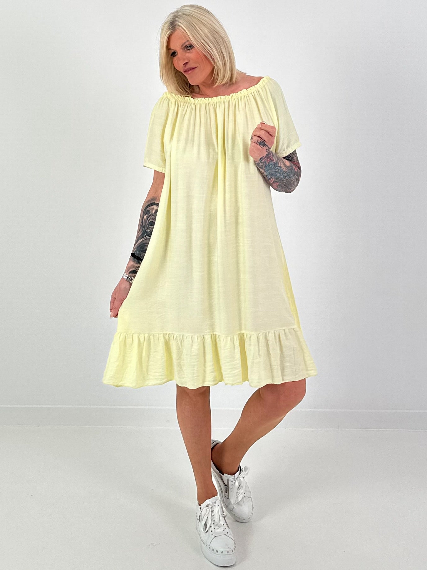 Kleid mit kurzen Ärmeln und Volant - gelb