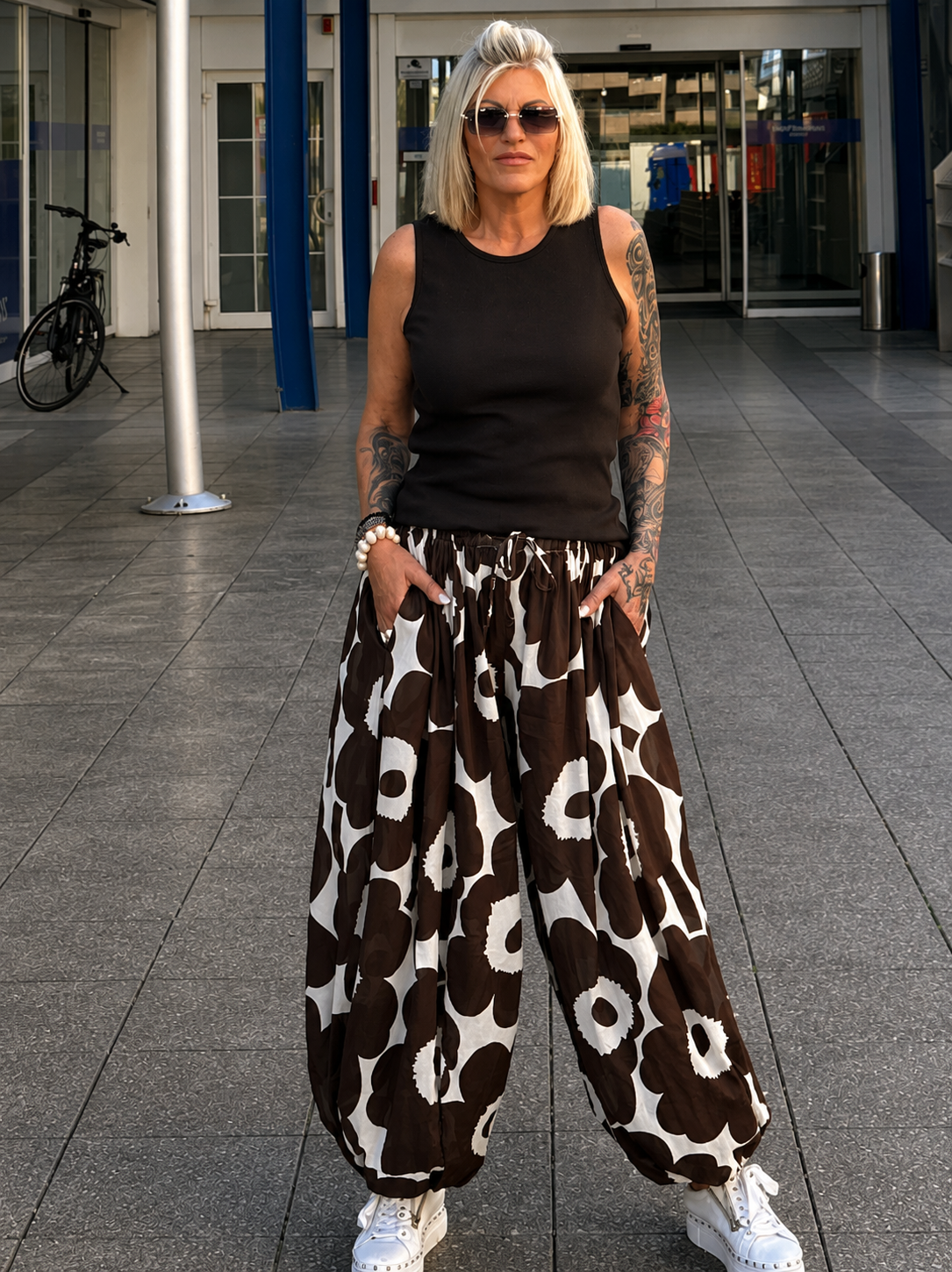 Leichte Pumphose mit floralem Print  - mokka - weiss