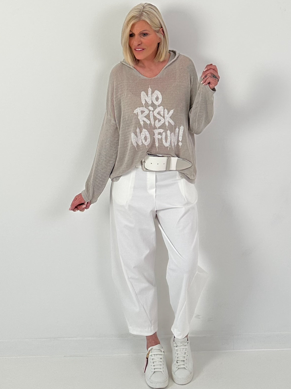 Leichter Strickpulli mit Kapuze No Risk No Fun - beige