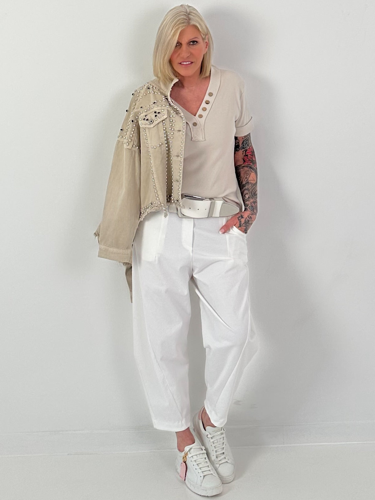 T-Shirt in Rippoptik mit V-Neck und Knopfdetails - beige