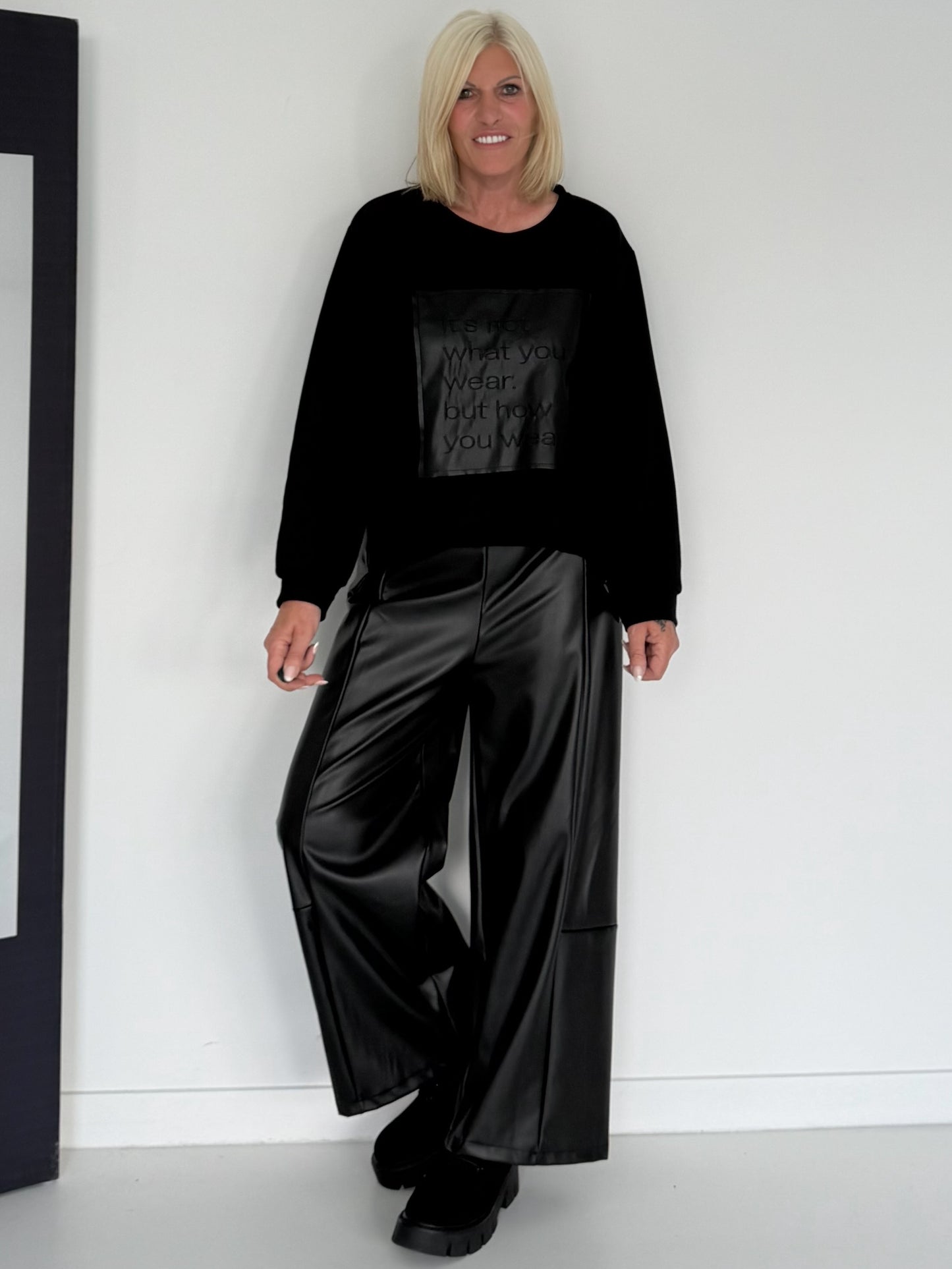 Sweater mit Lederoptik-Elementen - schwarz