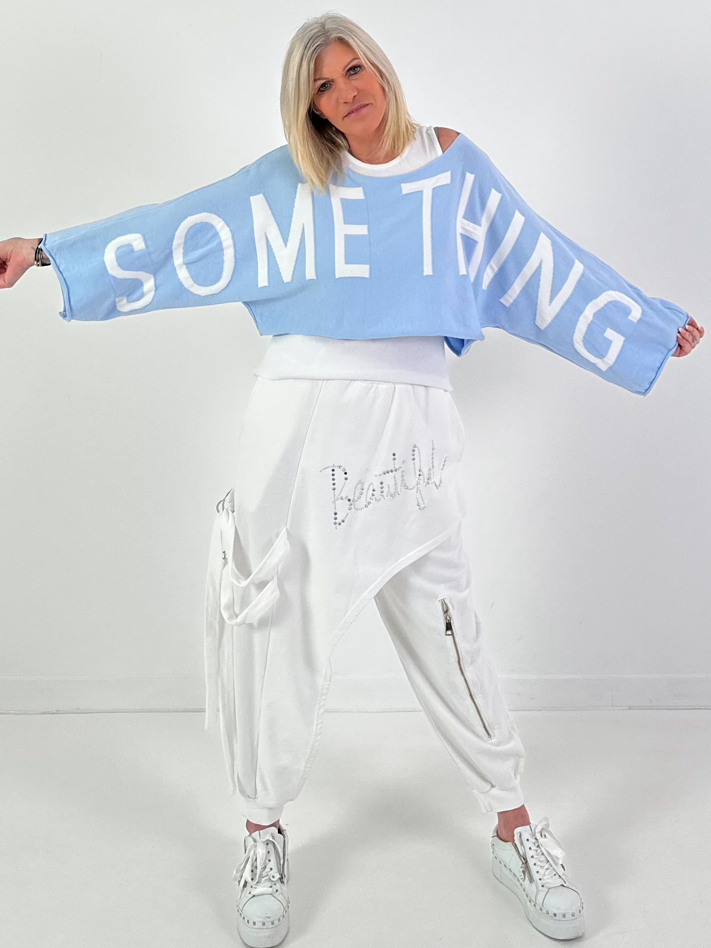 Cropped sweater model "Something" - lichtblauw-wit