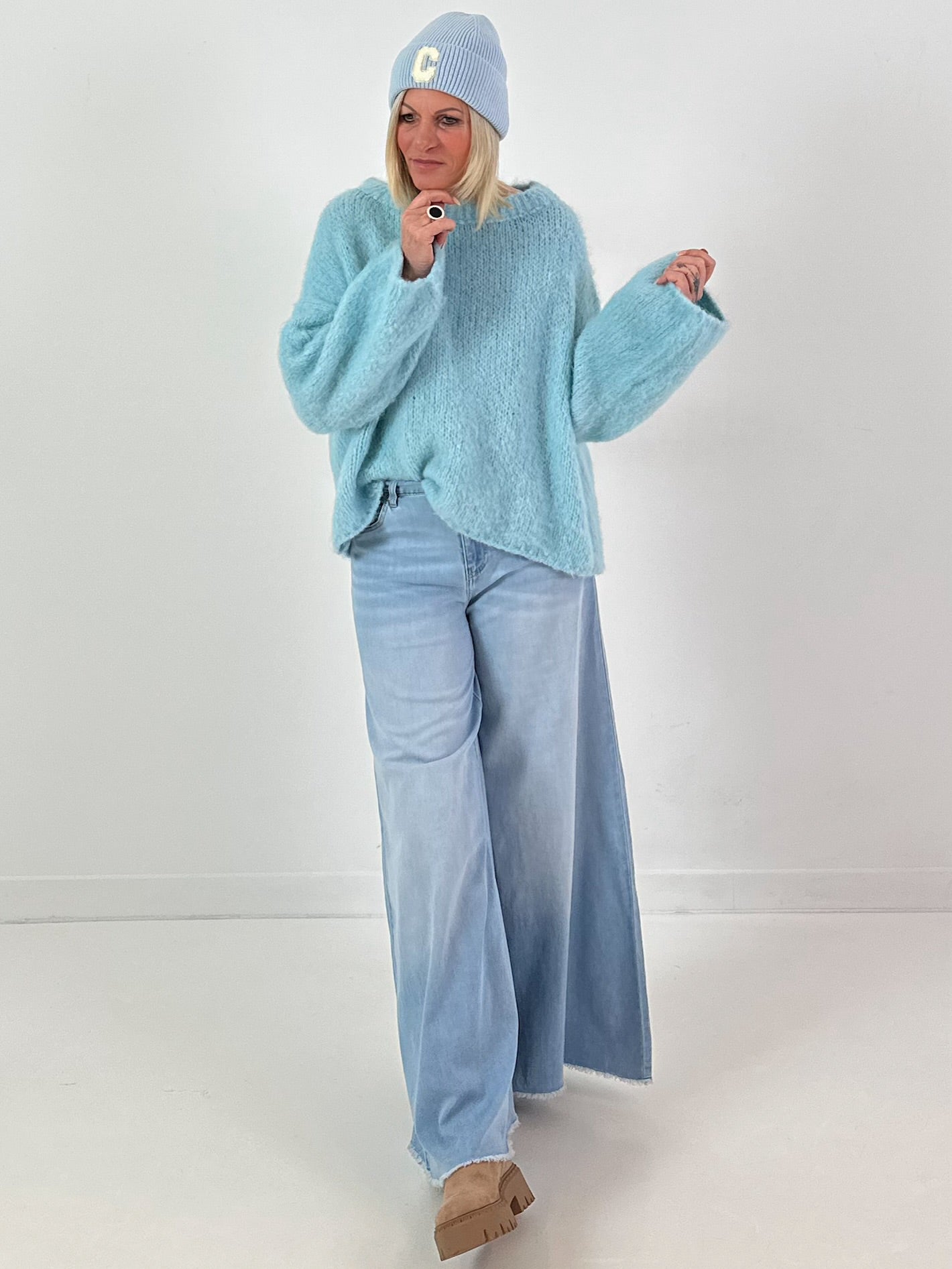 Sweater model "Aura Glow" - blue