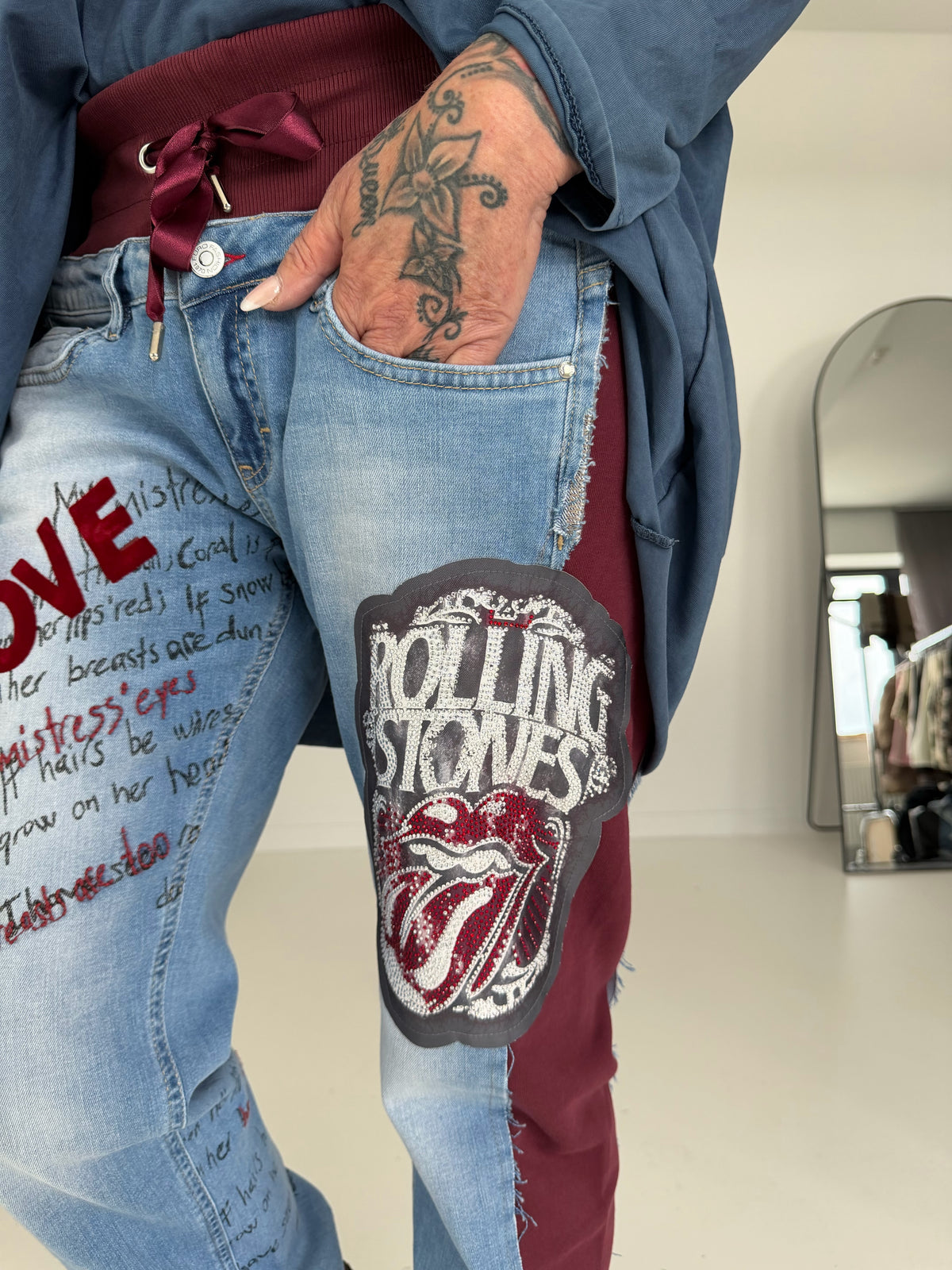 Jogg-Jeans im Used Look Love & Rock - denim-burgundi