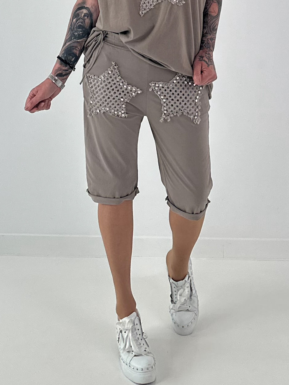 Sweat Short mit Häkelstern und  Nieten - taupe