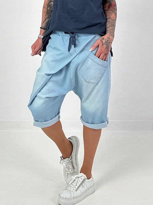 Kurze Jeansbaggy mit Überwurf - hellblau