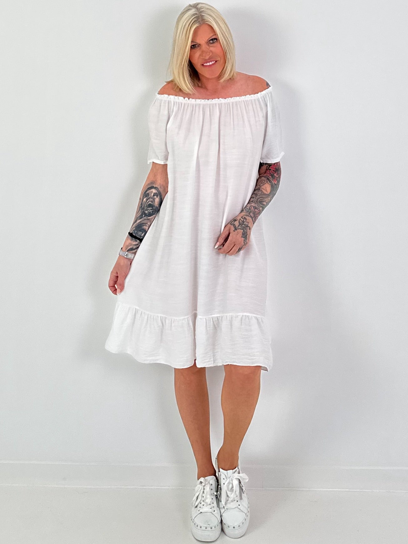 Dress with short sleeves and flounce - white