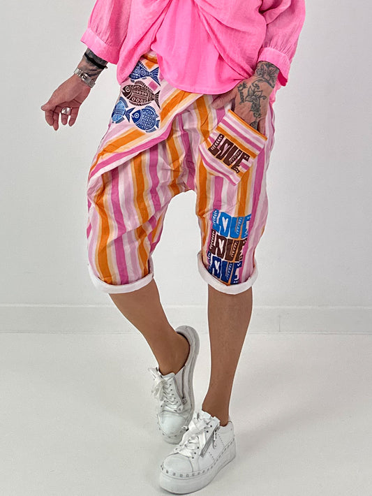 Kurze Baggy mit Streifen Print allover und Überwurf - orange-rosa-mehrfarbig