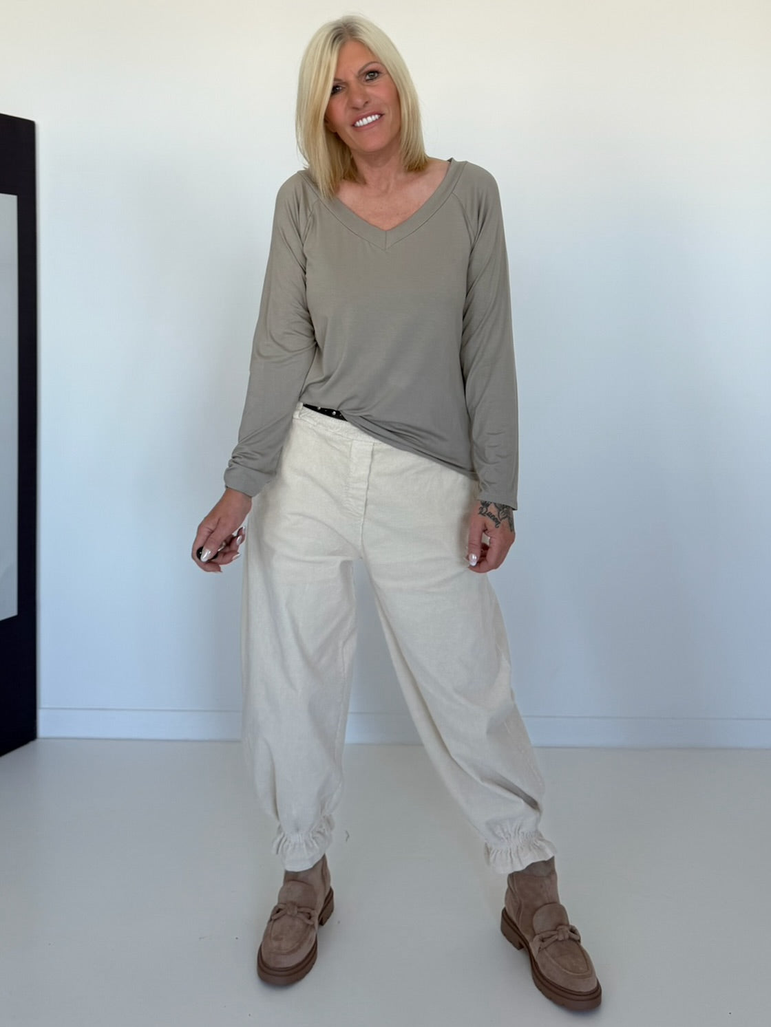 Basic Shirt mit V-Neck - taupe