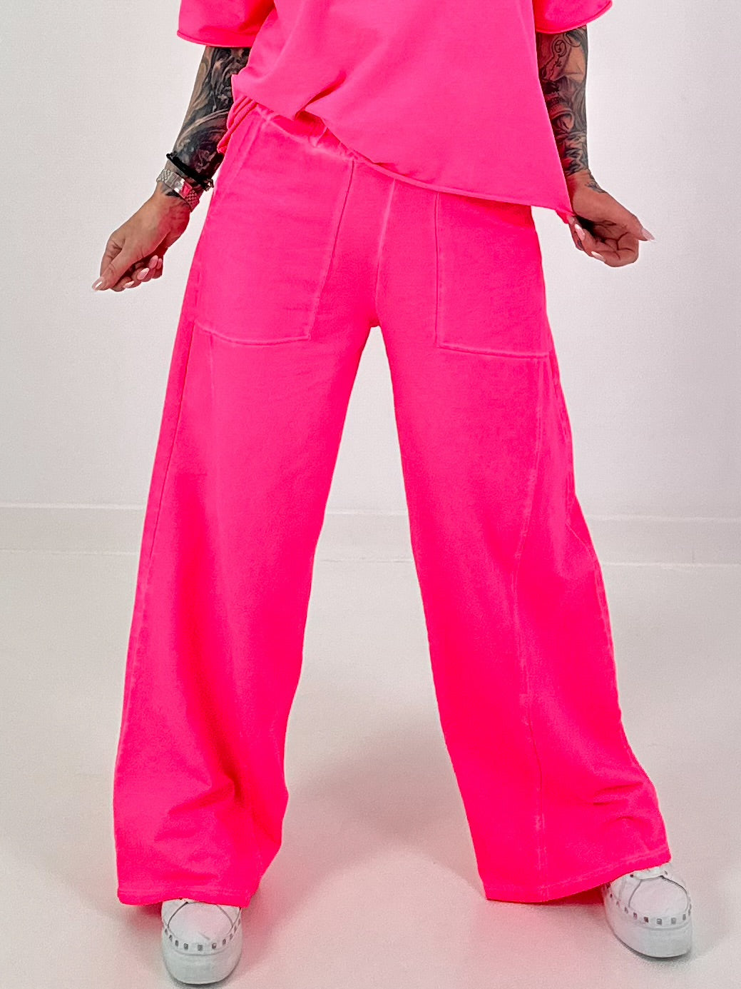 Sweatpants with large side pockets - neon pink